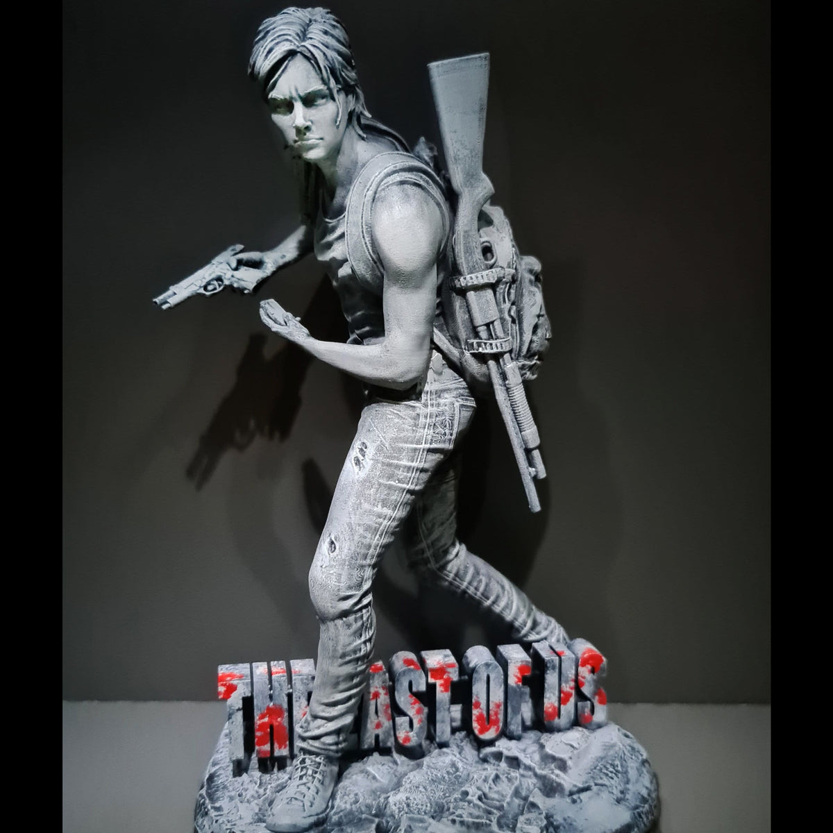 Ellie Williams Statua da collezione - The Last of Us Figure con torcia LED - scala 1:8