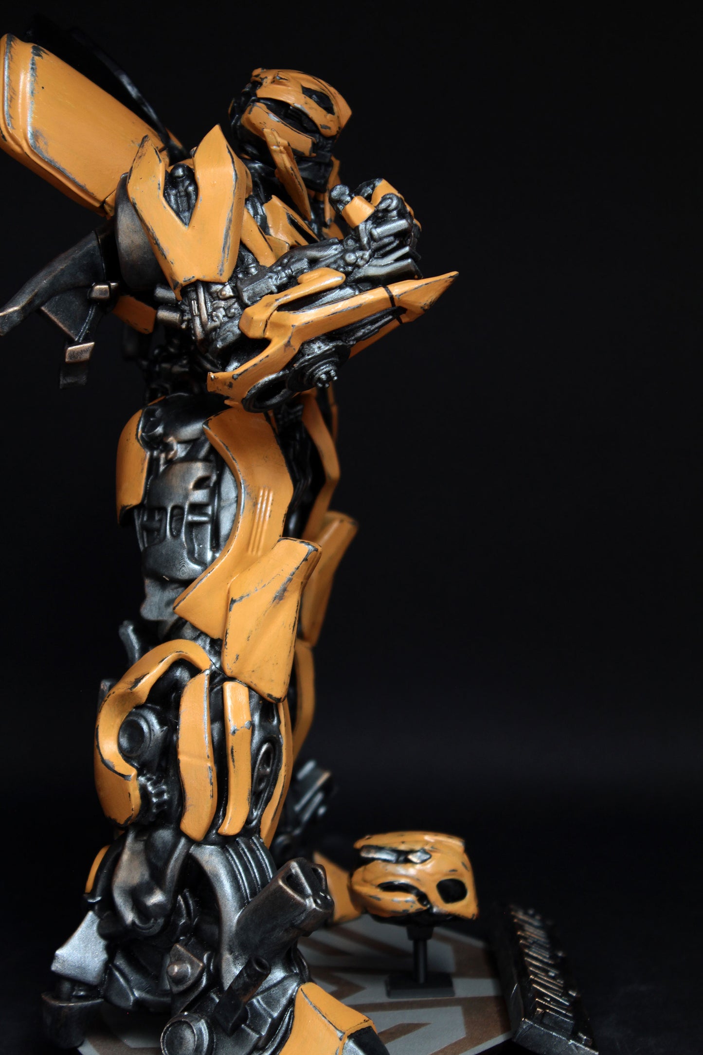 Bumblebee Figure, Transformers Statua da collezione, Magnifica Action Figure di Bumblebee Metal Effect qualità 12K incisione Made in Italy