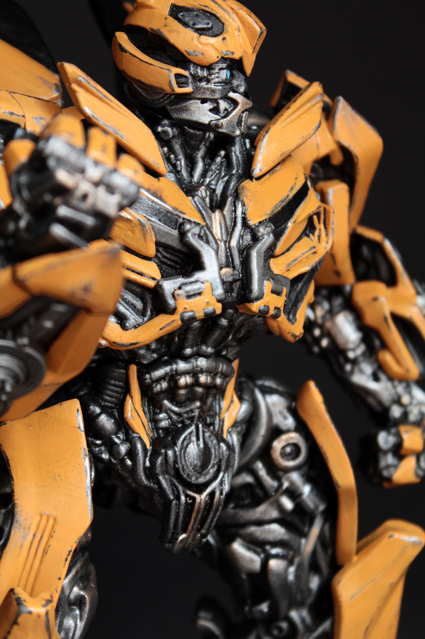 Bumblebee Figure, Transformers Statua da collezione, Magnifica Action Figure di Bumblebee Metal Effect qualità 12K incisione Made in Italy