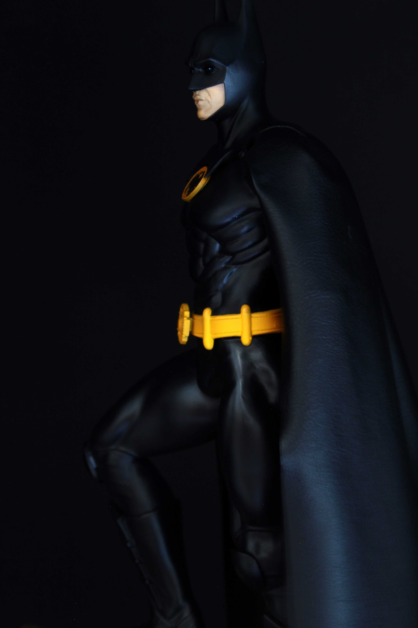 Batman Action Figure, statua di Bruce Wayne 45cm/12K Mantello in Vera Pelle e con Faro / Lampada Logo Batman, interpretato da Michael Keaton