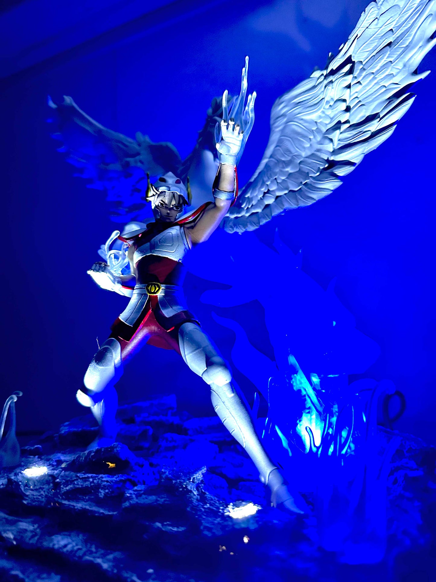 Saint Seiya Diorama Pegasus - Knight of Zodiac Action Figure - Statua di Pegasus con cavallo pezzo esclusivo con Multi LED scena notturna