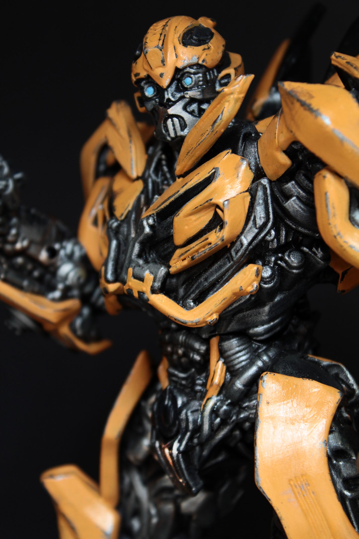 Bumblebee Figure, Transformers Statua da collezione, Magnifica Action Figure di Bumblebee Metal Effect qualità 12K incisione Made in Italy