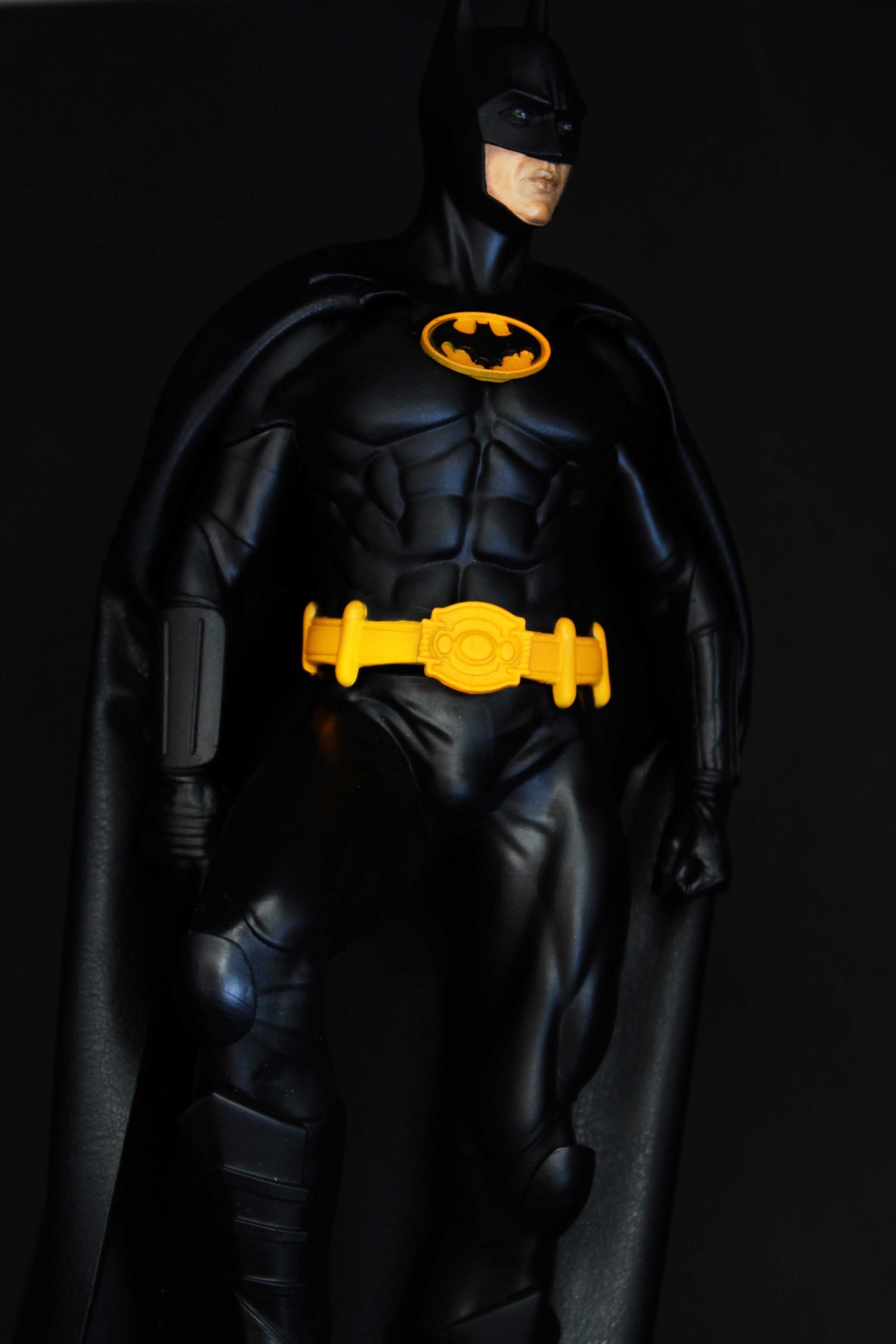 Batman Action Figure, statua di Bruce Wayne 45cm/12K Mantello in Vera Pelle e con Faro / Lampada Logo Batman, interpretato da Michael Keaton