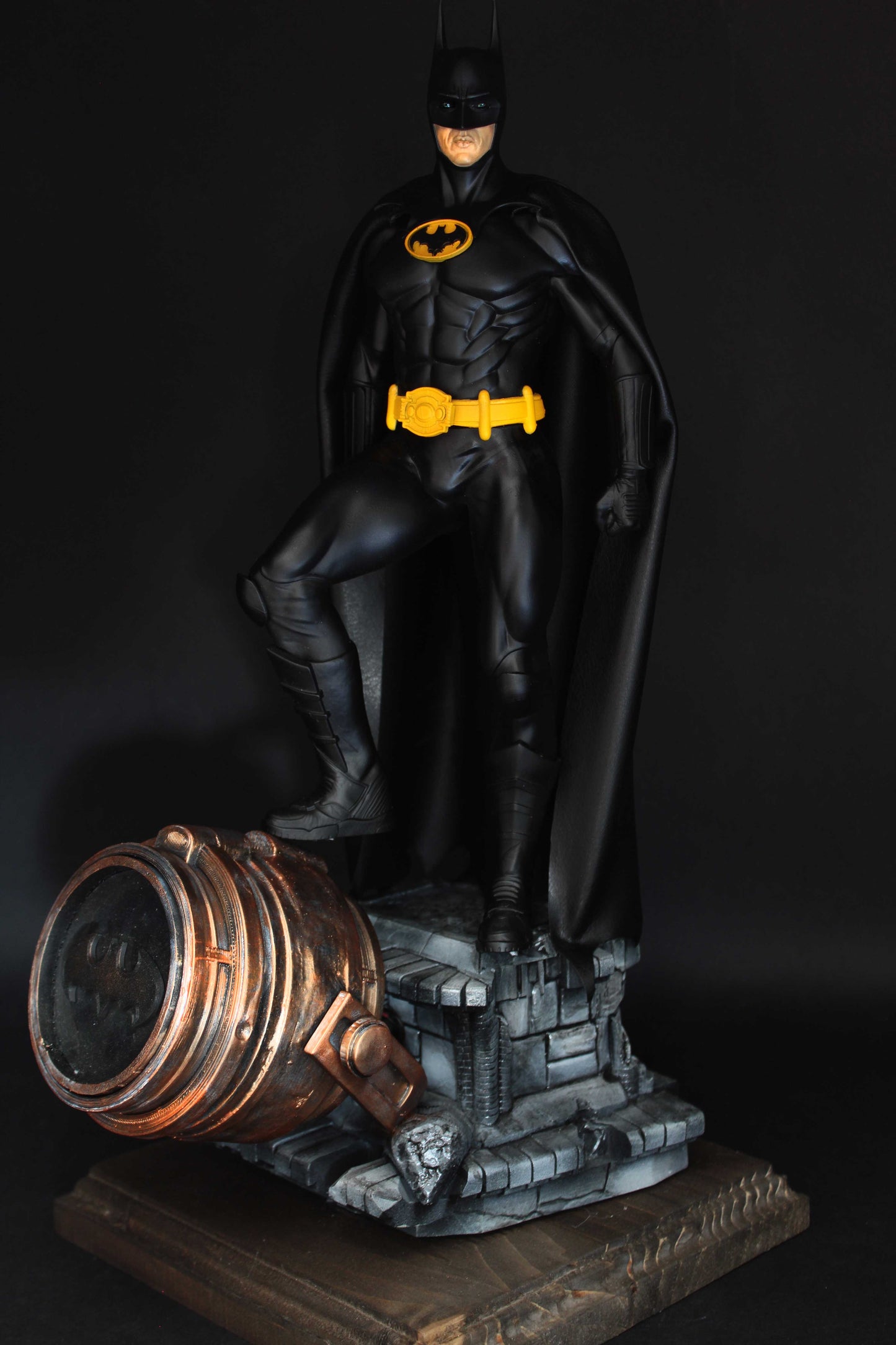 Batman Action Figure, statua di Bruce Wayne 45cm/12K Mantello in Vera Pelle e con Faro / Lampada Logo Batman, interpretato da Michael Keaton