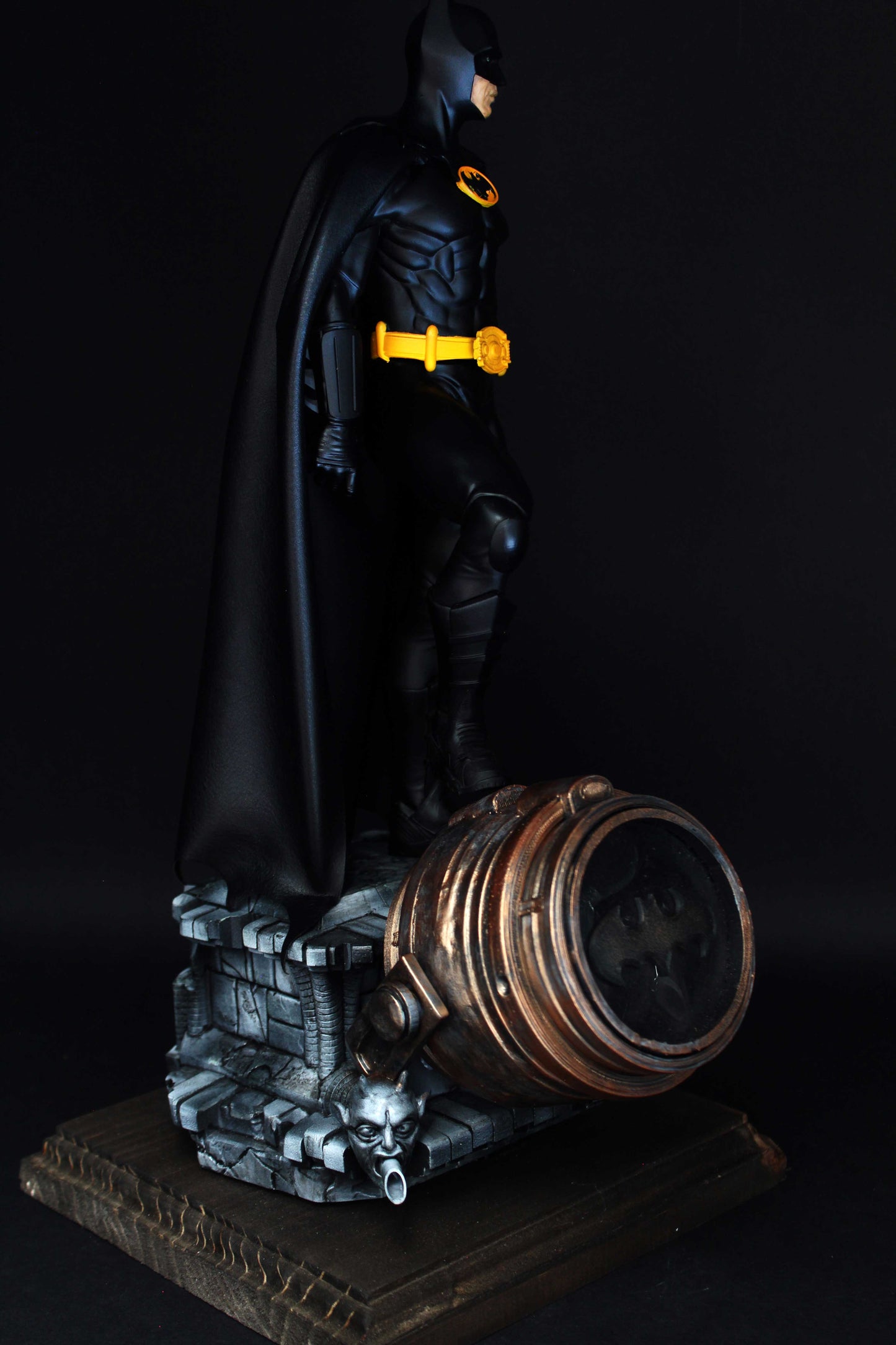 Batman Action Figure, statua di Bruce Wayne 45cm/12K Mantello in Vera Pelle e con Faro / Lampada Logo Batman, interpretato da Michael Keaton