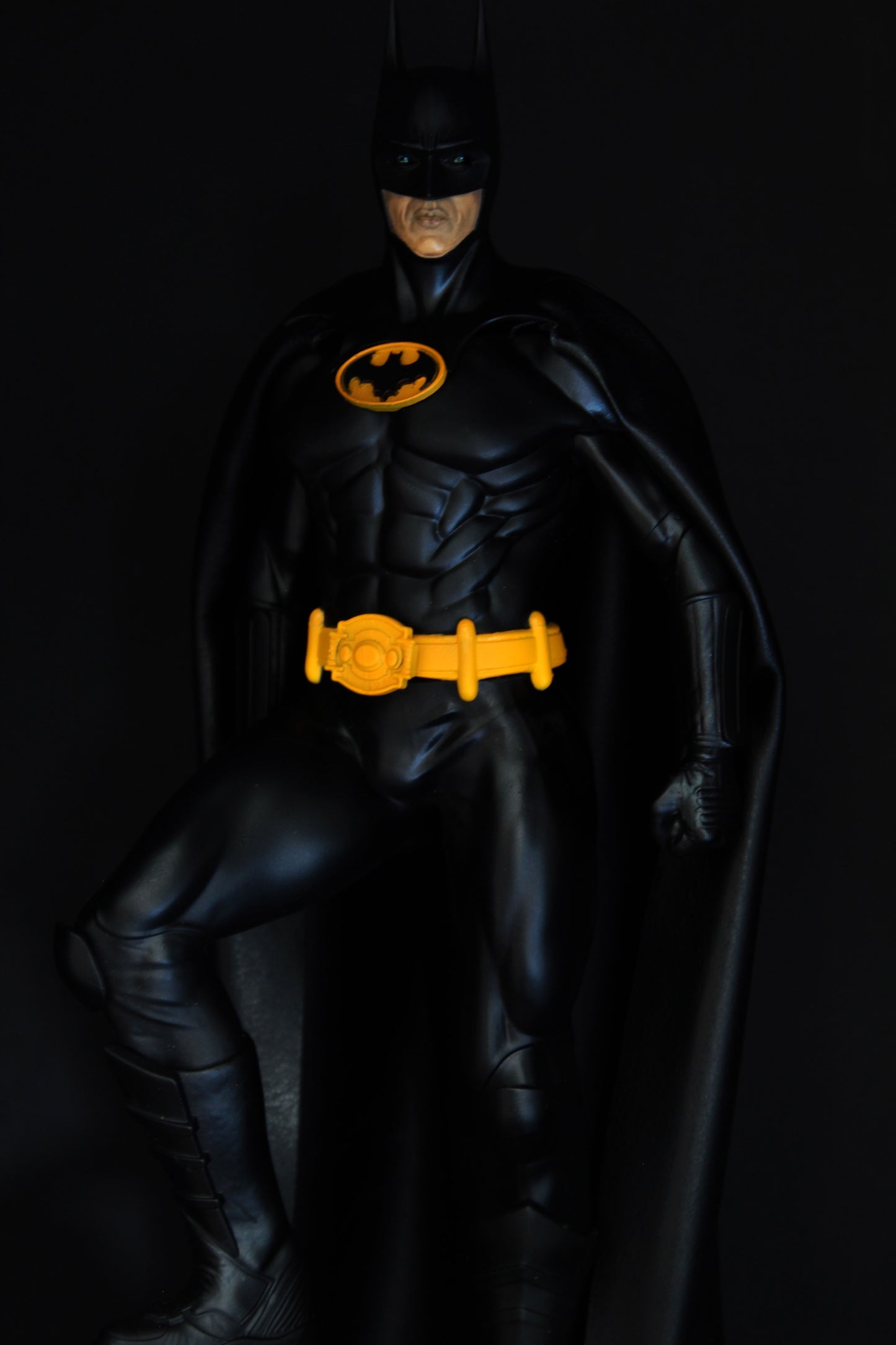 Batman Action Figure, statua di Bruce Wayne 45cm/12K Mantello in Vera Pelle e con Faro / Lampada Logo Batman, interpretato da Michael Keaton