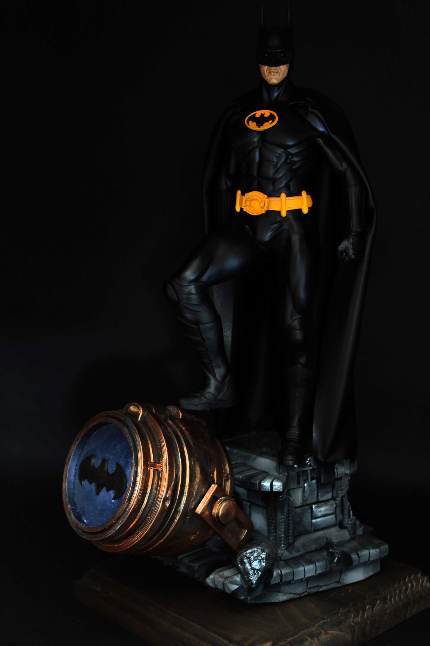 Batman Action Figure, statua di Bruce Wayne 45cm/12K Mantello in Vera Pelle e con Faro / Lampada Logo Batman, interpretato da Michael Keaton