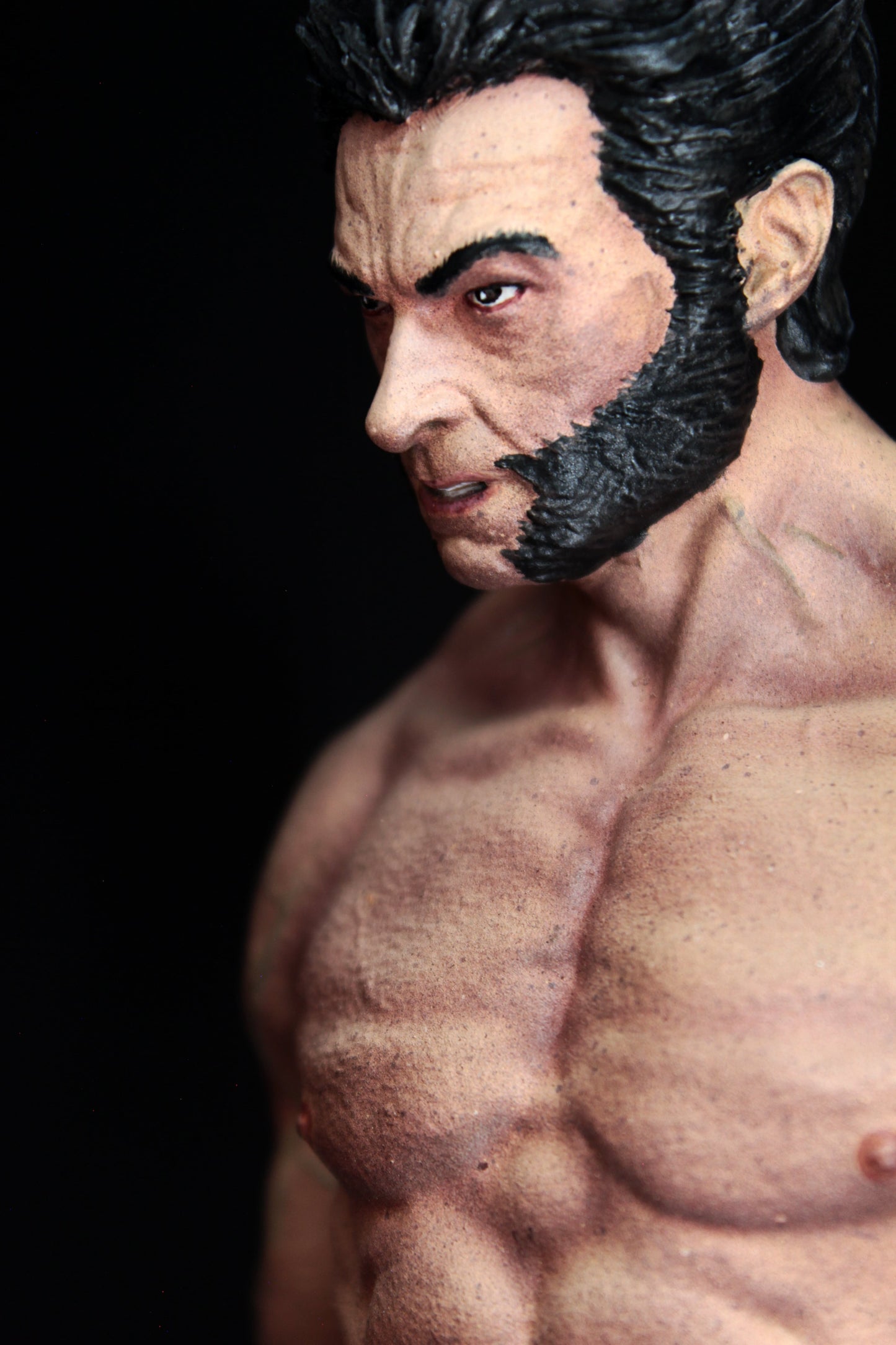 Wolverine Figure, Statua di Logan, Esclusiva Figure di Hugh Jackman, statua da collezione X - Men, Cinematic Effect qualità 12K Made In Italy