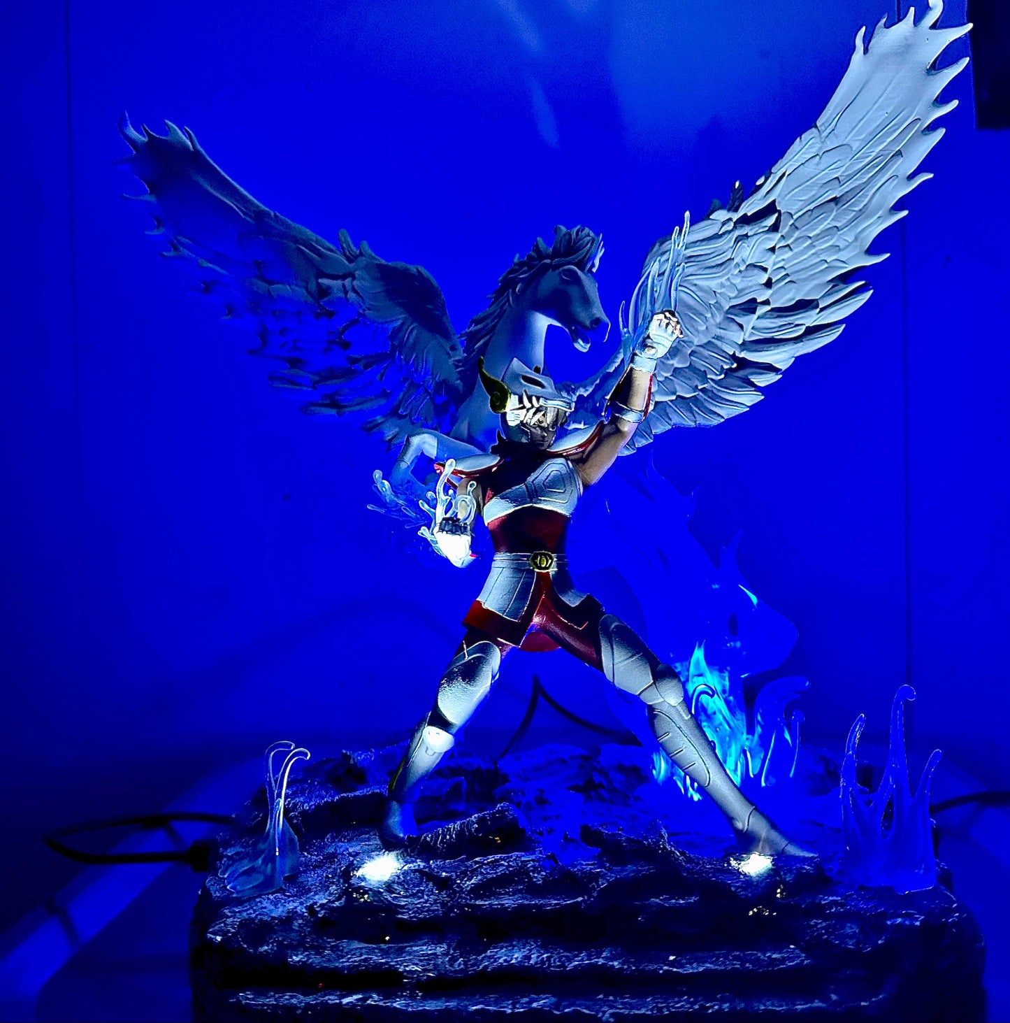 Saint Seiya Diorama Pegasus - Knight of Zodiac Action Figure - Statua di Pegasus con cavallo pezzo esclusivo con Multi LED scena notturna