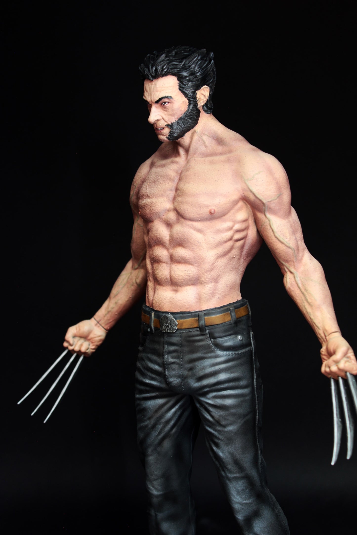 Wolverine Figure, Statua di Logan, Esclusiva Figure di Hugh Jackman, statua da collezione X - Men, Cinematic Effect qualità 12K Made In Italy