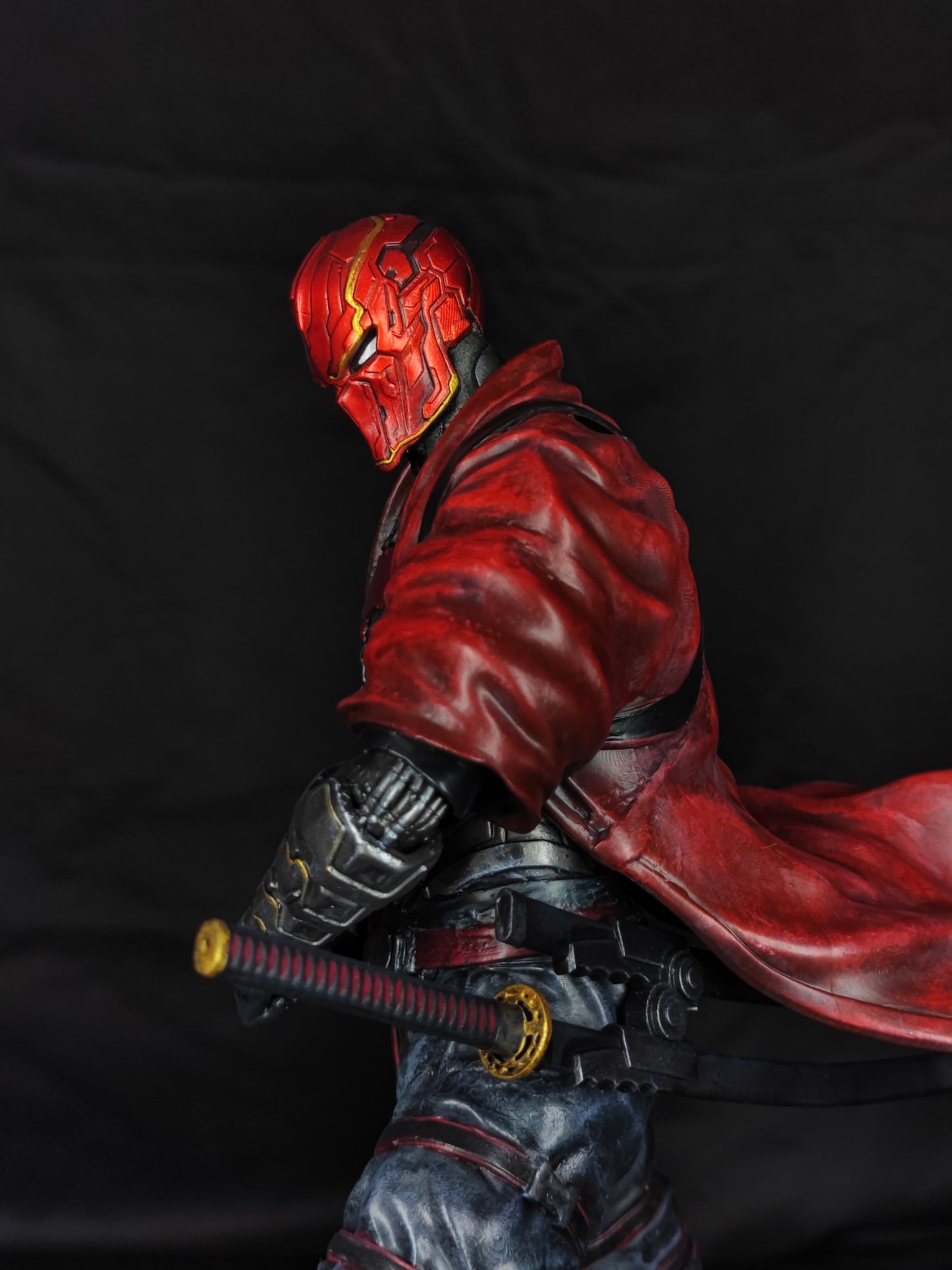 Action Figure Red Hood, Statua Red Hood da 32 cm, Red Hood statua da collezione, dettagli incredibili, Action Figure esclusiva Made in Italy