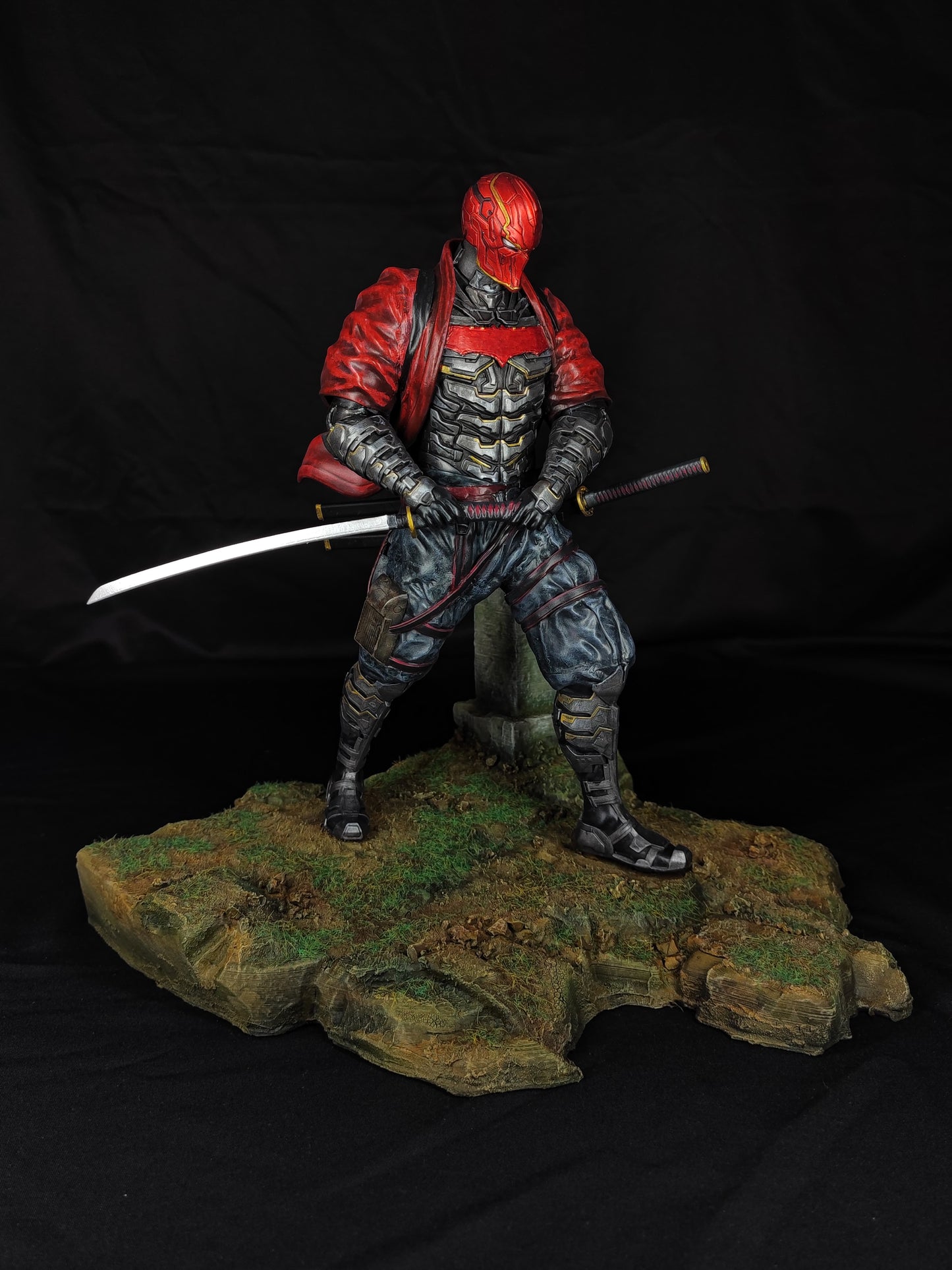 Action Figure Red Hood, Statua Red Hood da 32 cm, Red Hood statua da collezione, dettagli incredibili, Action Figure esclusiva Made in Italy