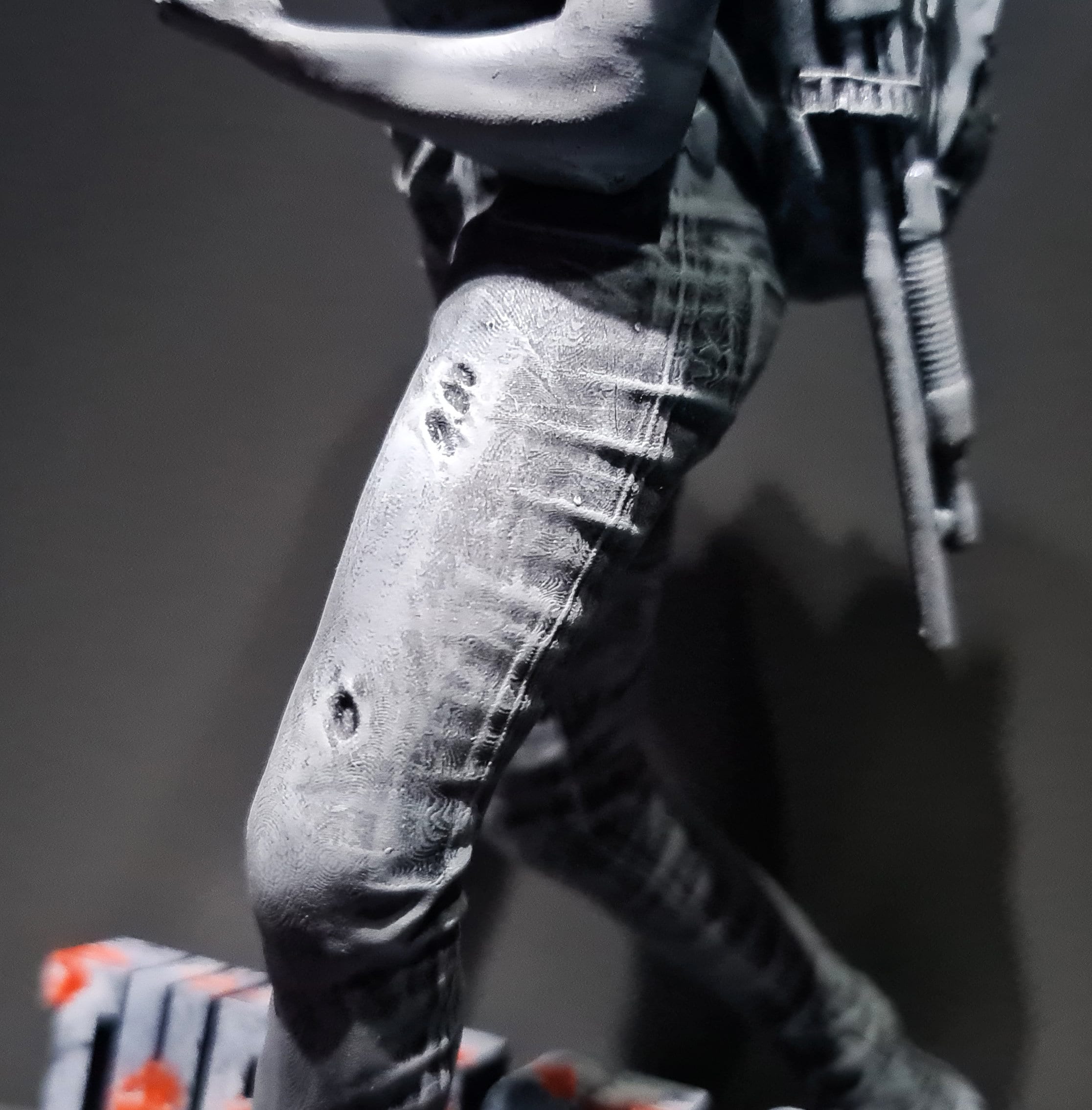 Ellie Williams Statua da collezione - The Last of Us Figure con torcia LED - scala 1:8