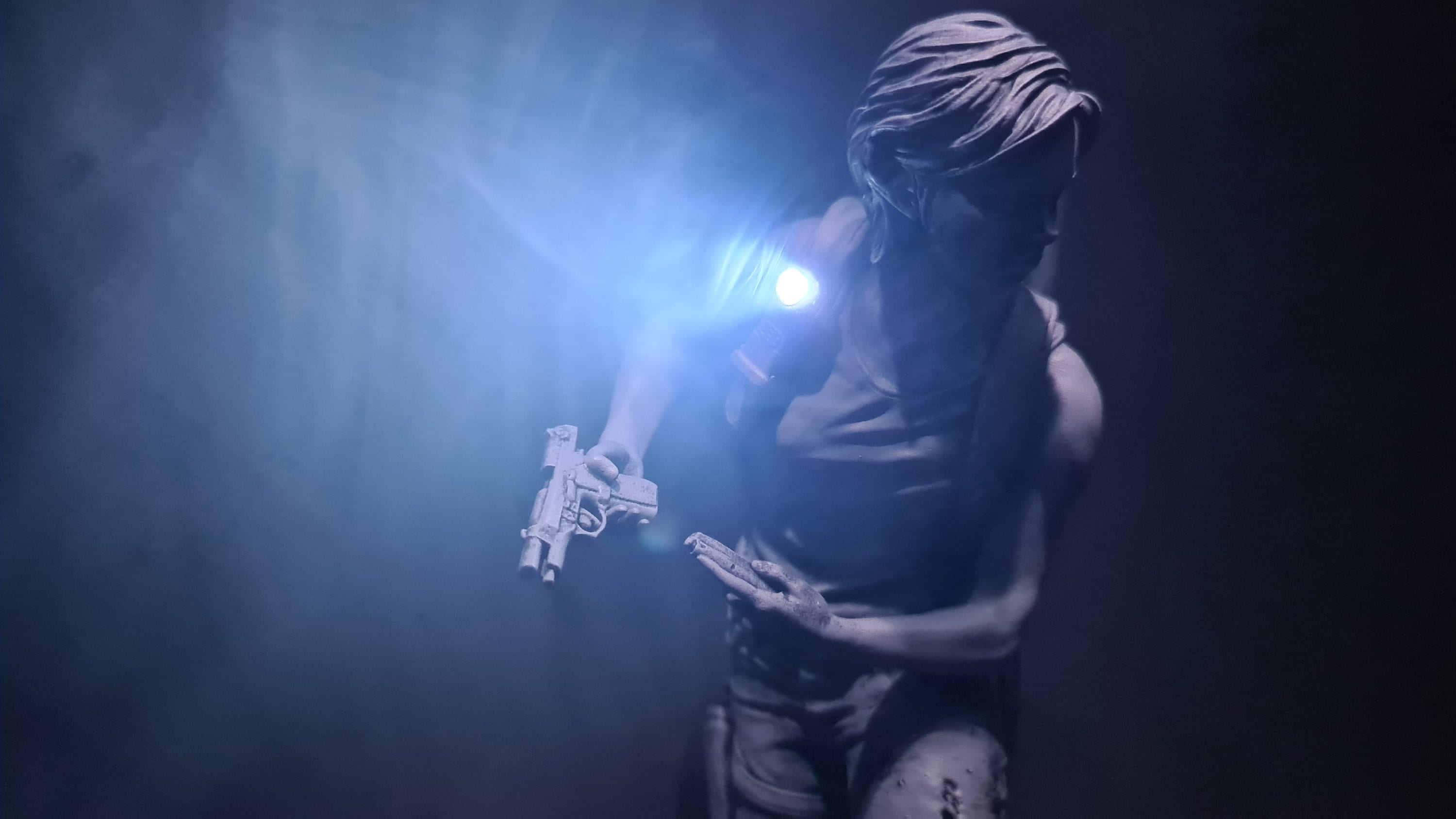 Ellie Williams Statua da collezione - The Last of Us Figure con torcia LED - scala 1:8