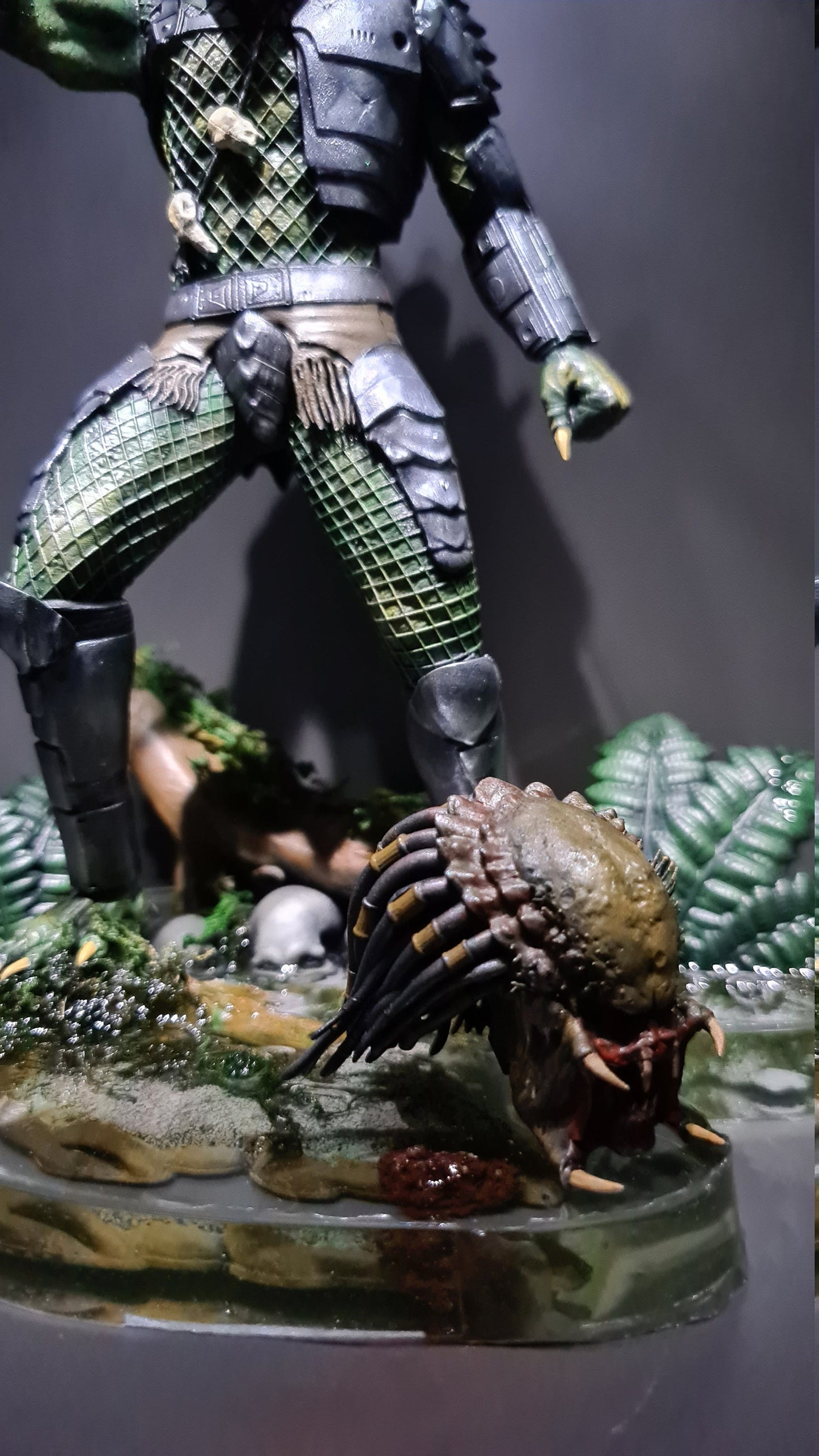 Predator Jungle Hunter Action Spettacolare figura da collezione esclusiva da 23 cm con testa e laser intercambiabili, statua diorama aliena