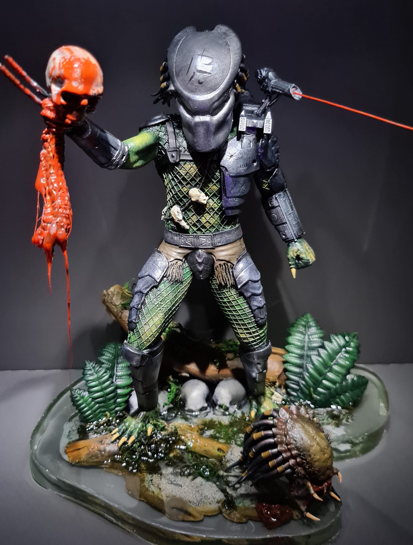 Predator Jungle Hunter Action Spettacolare figura da collezione esclusiva da 23 cm con testa e laser intercambiabili, statua diorama aliena