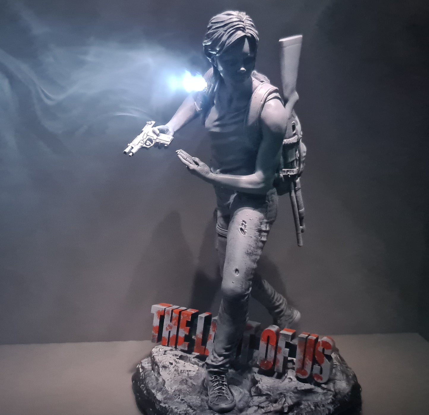 The last of us figure, Ellie statuetta da collezione Action Figure da 21 cm con torcia LED, effetto roccia, PlayStation 5 Games made in Italy