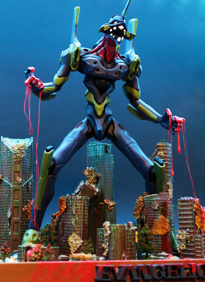 Statua Evangelion, incredibile EVA 01 alta più di 33 cm, su diorama post-apocalittico di Tokyo, collezionabile dell'Anime Manga Evangelion