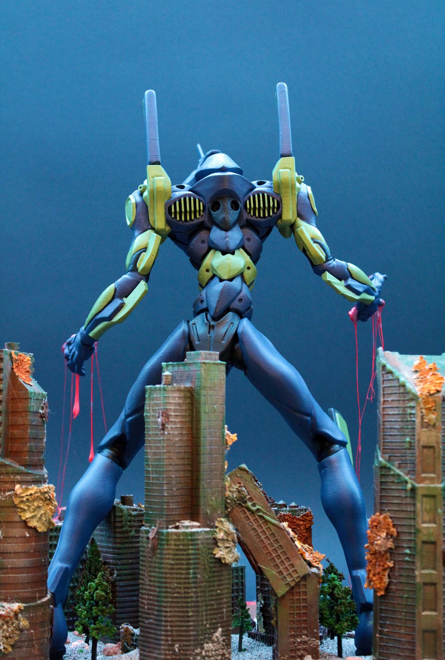 Statua Evangelion, incredibile EVA 01 alta più di 33 cm, su diorama post-apocalittico di Tokyo, collezionabile dell'Anime Manga Evangelion