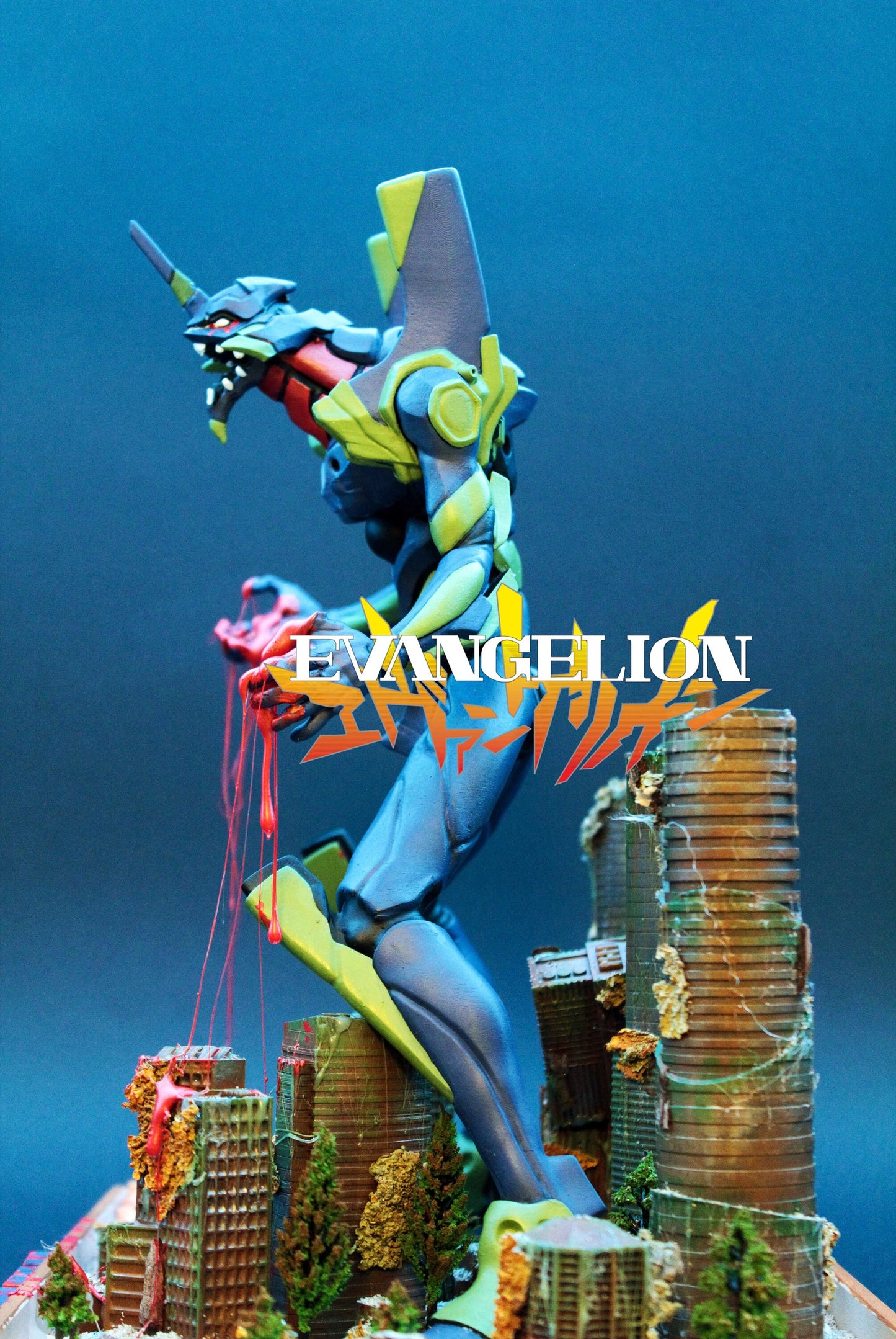 Statua Evangelion, incredibile EVA 01 alta più di 33 cm, su diorama post-apocalittico di Tokyo, collezionabile dell'Anime Manga Evangelion