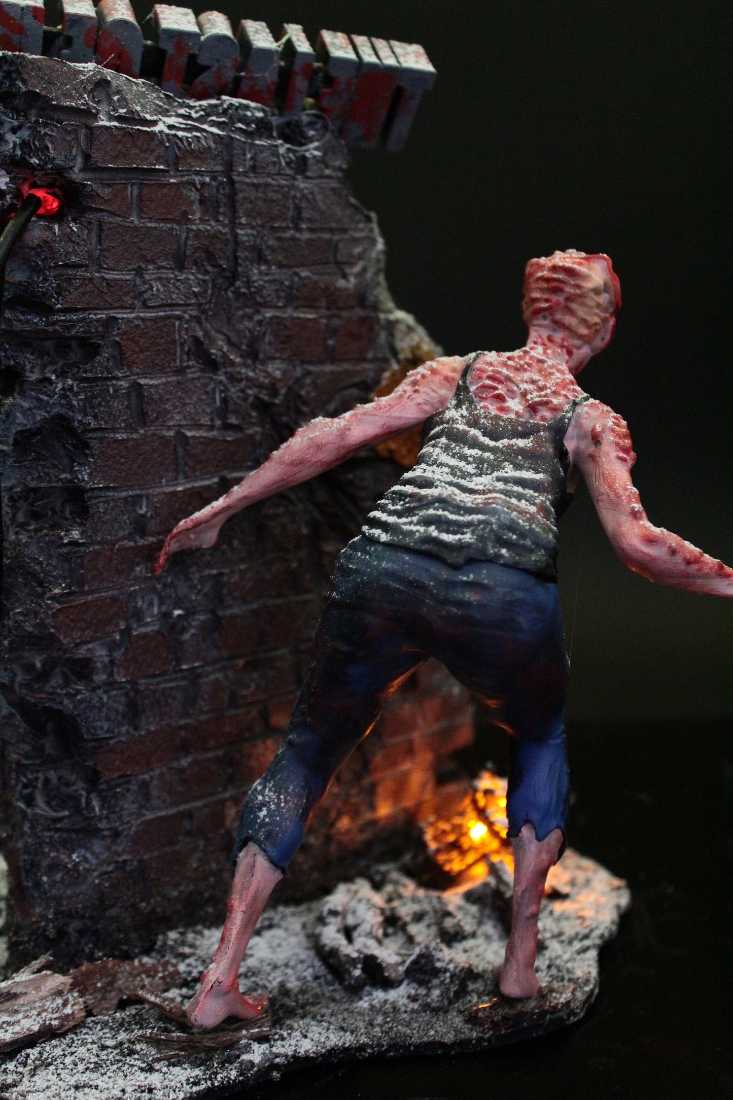 The last of us Diorama, Ellie Figure con Clicker in attacco, diorama da collezione, statua esclusiva con veri LED e Neon