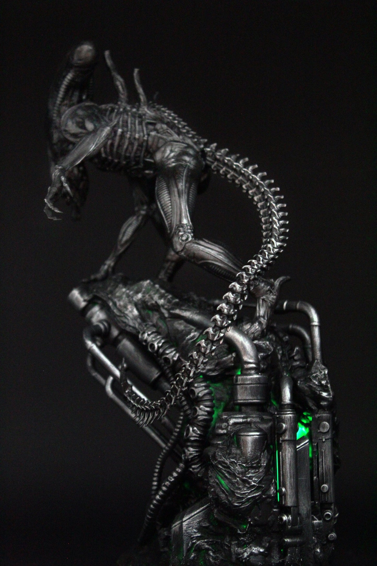 Action Figure Alien Xenomorph - Statua da 35 cm con LED, Alien diorama da collezione, dettagli incredibili, action figure esclusiva Made in Italy