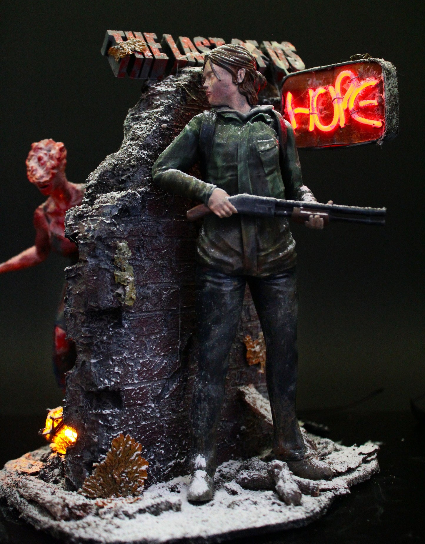 The last of us Diorama, Ellie Figure con Clicker in attacco, diorama da collezione, statua esclusiva con veri LED e Neon