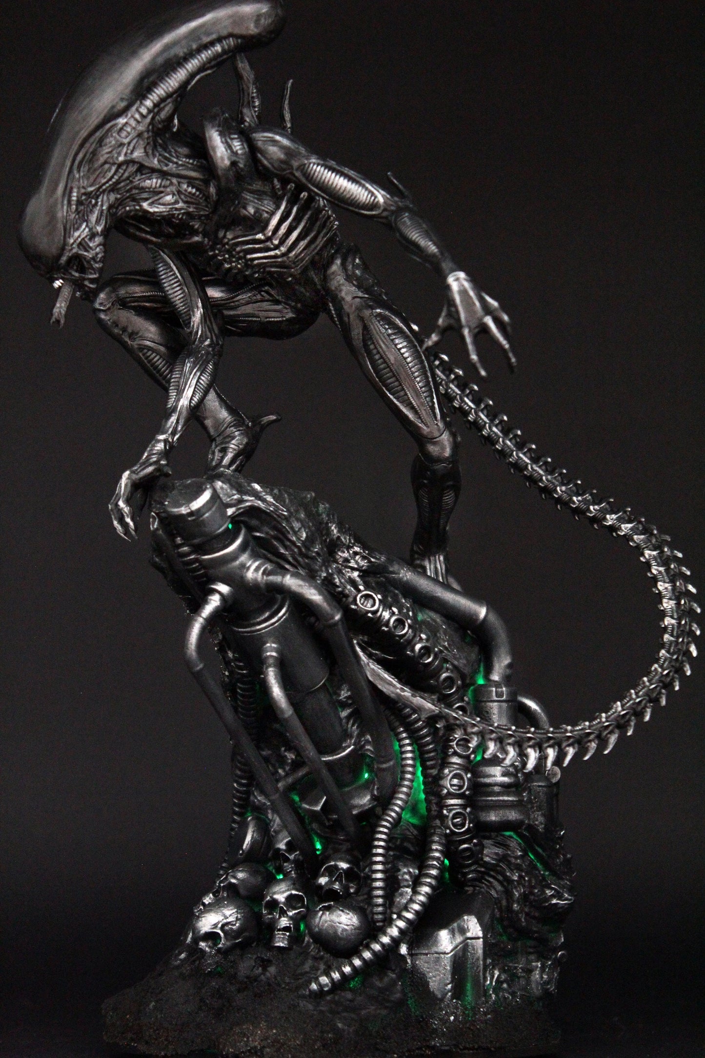 Action Figure Alien Xenomorph - Statua da 35 cm con LED, Alien diorama da collezione, dettagli incredibili, action figure esclusiva Made in Italy