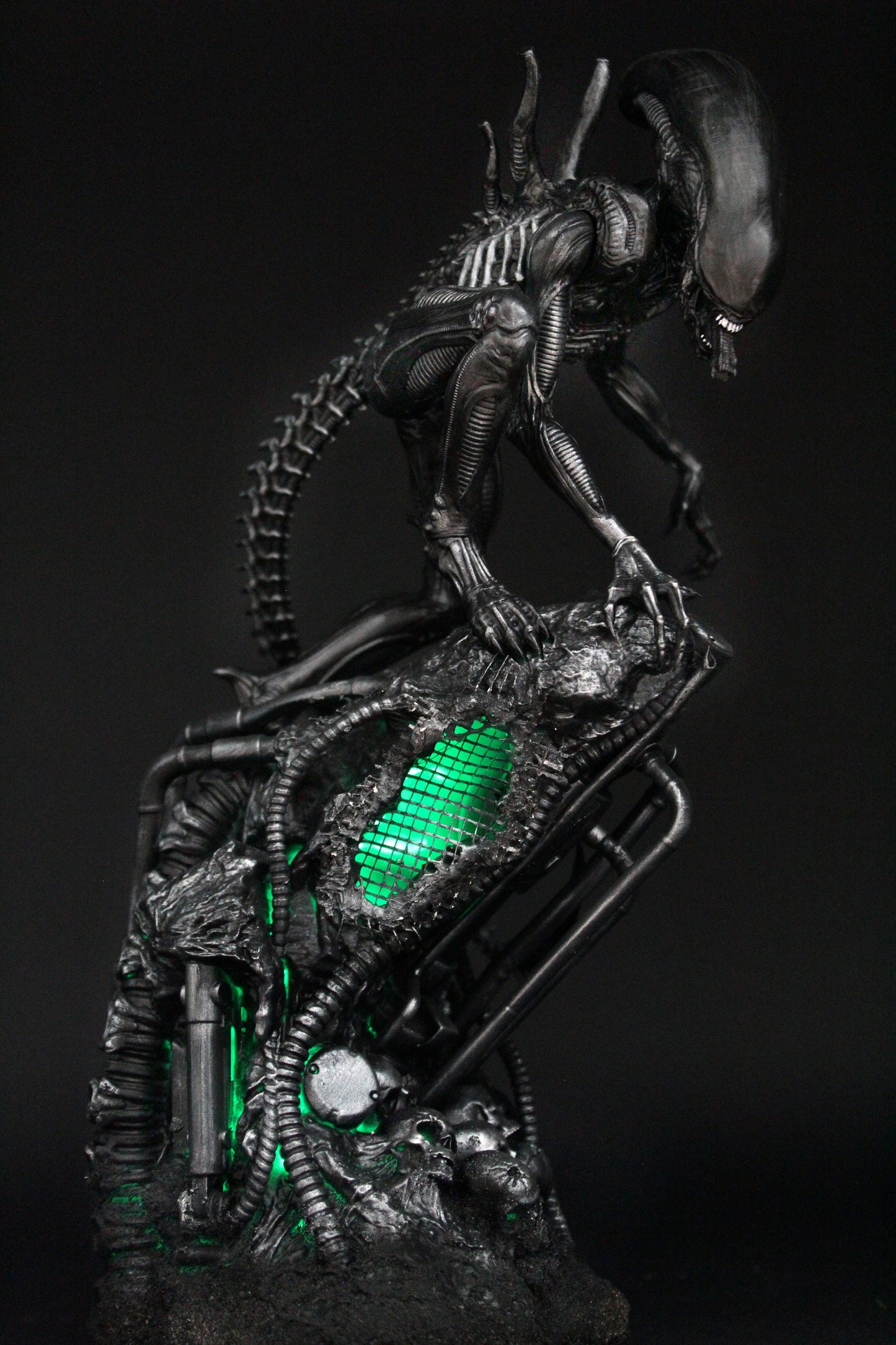 Action Figure Alien Xenomorph - Statua da 35 cm con LED, Alien diorama da collezione, dettagli incredibili, action figure esclusiva Made in Italy