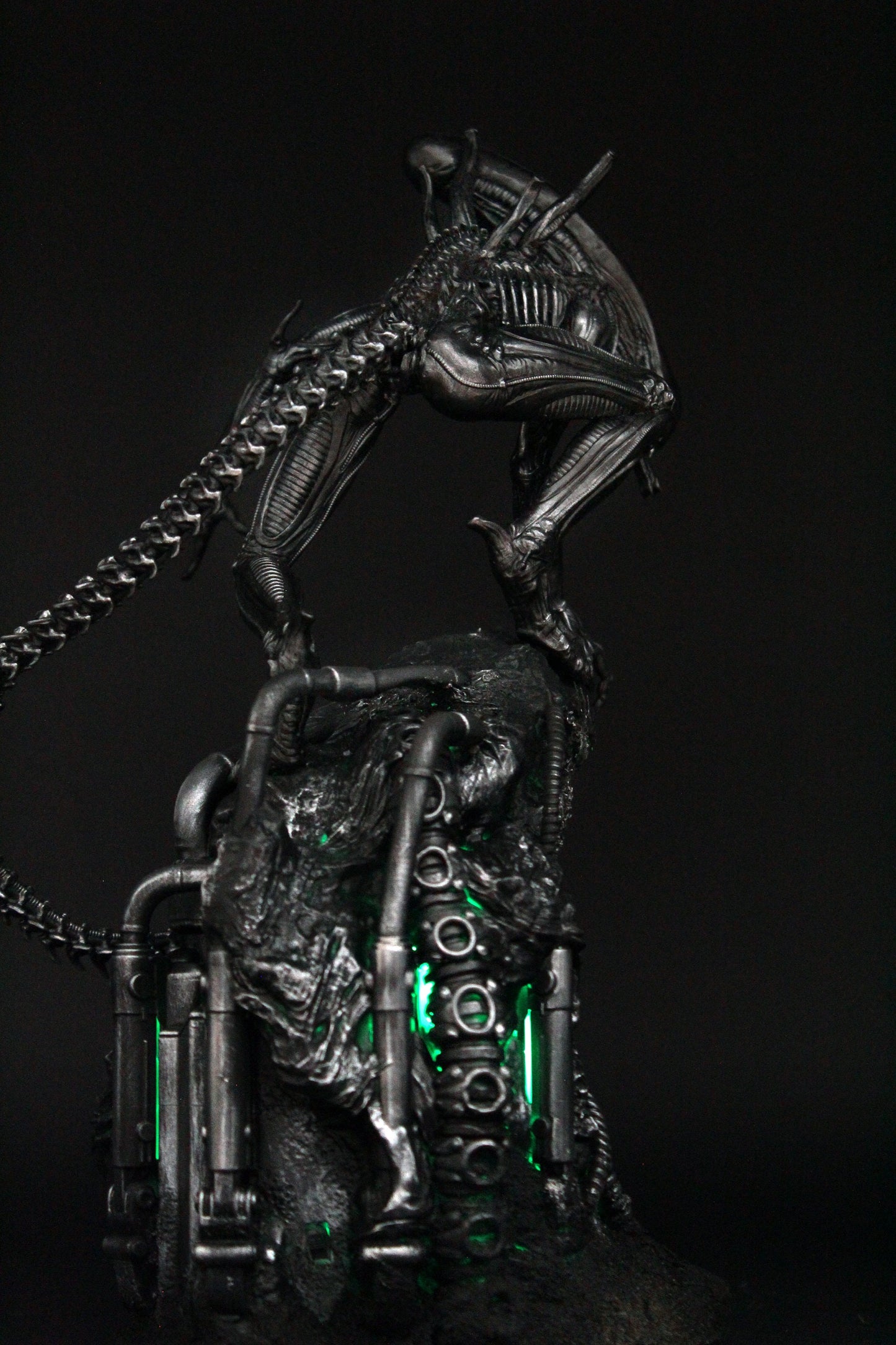 Action Figure Alien Xenomorph - Statua da 35 cm con LED, Alien diorama da collezione, dettagli incredibili, action figure esclusiva Made in Italy