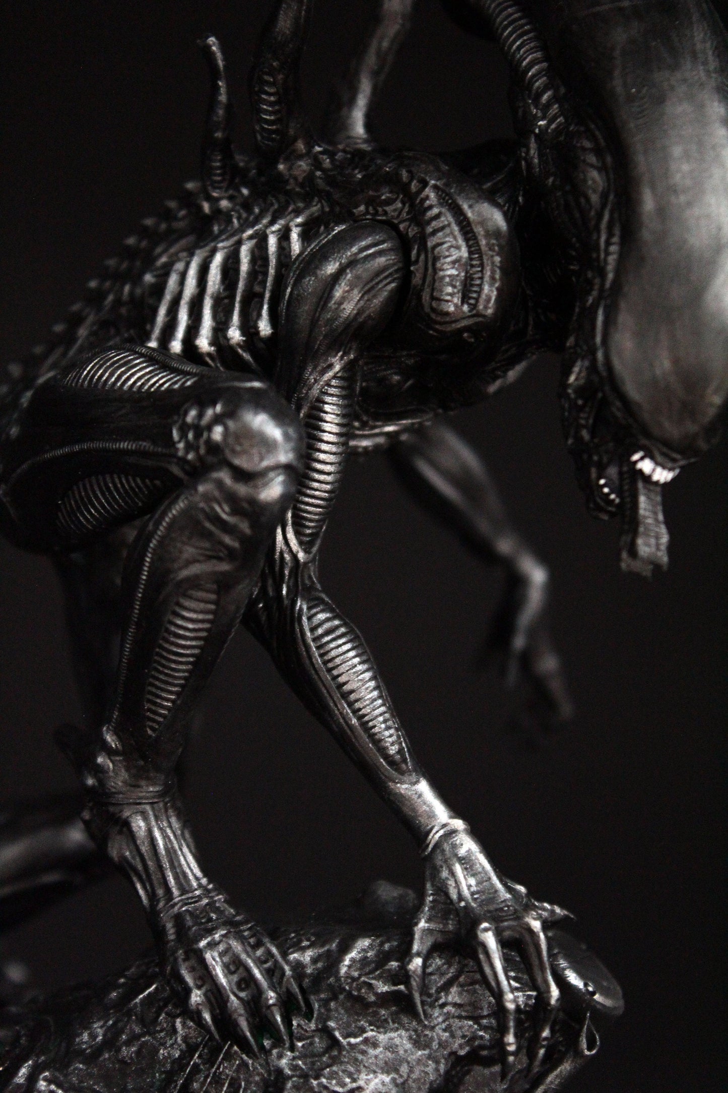 Action Figure Alien Xenomorph - Statua da 35 cm con LED, Alien diorama da collezione, dettagli incredibili, action figure esclusiva Made in Italy