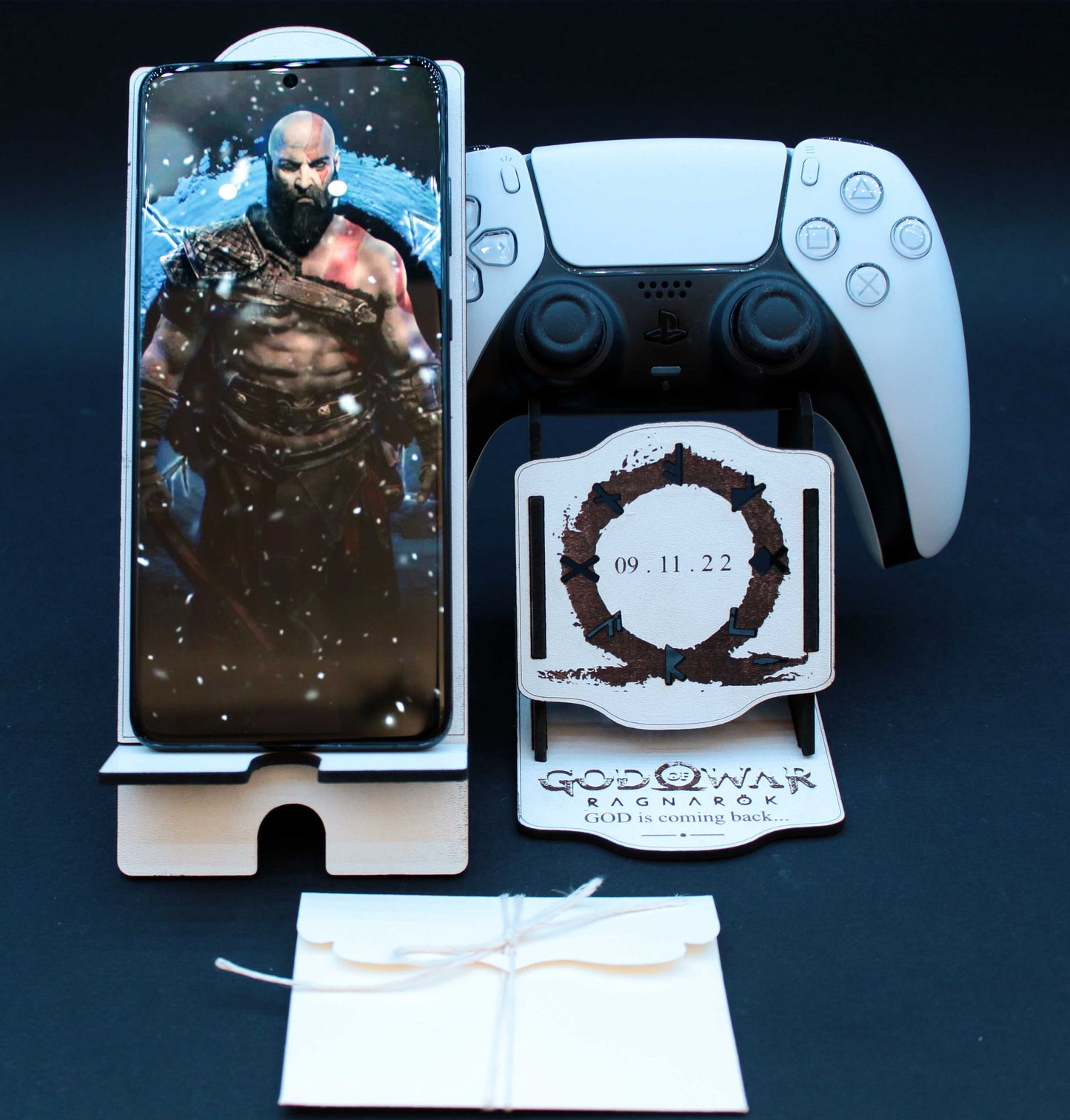 Gift Box Kratos God Of War Ragnarok da regalare: supporto per controller PS5 + supporto per smartphone + biglietto d'auguri. Ideale idea regalo