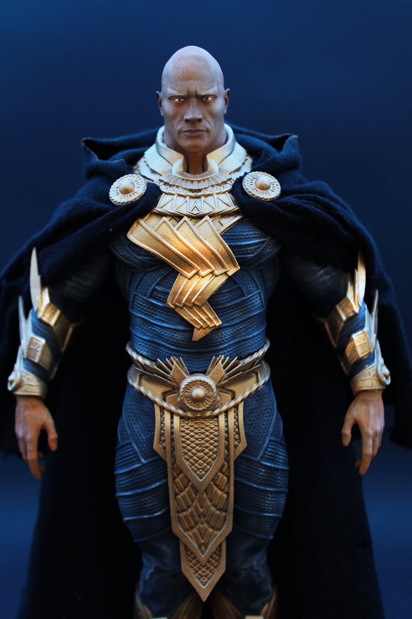 Statua di Black Adam, statua di Dwayne Johnson, Action Figure DC Comics con mantello in vera stoffa, 31 cm incredibile Real 12k Made in Italy