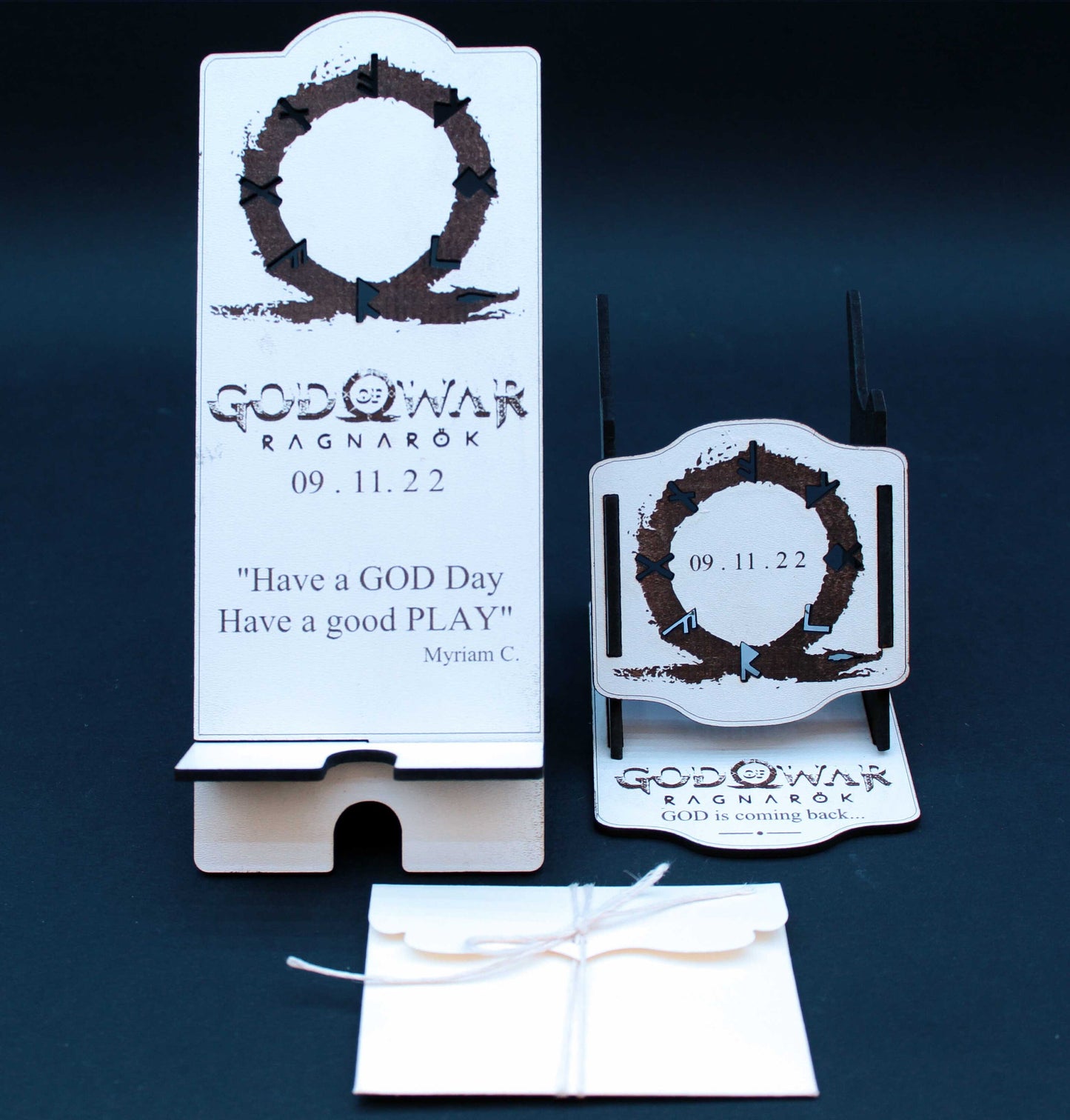 Gift Box Kratos God Of War Ragnarok da regalare: supporto per controller PS5 + supporto per smartphone + biglietto d'auguri. Ideale idea regalo