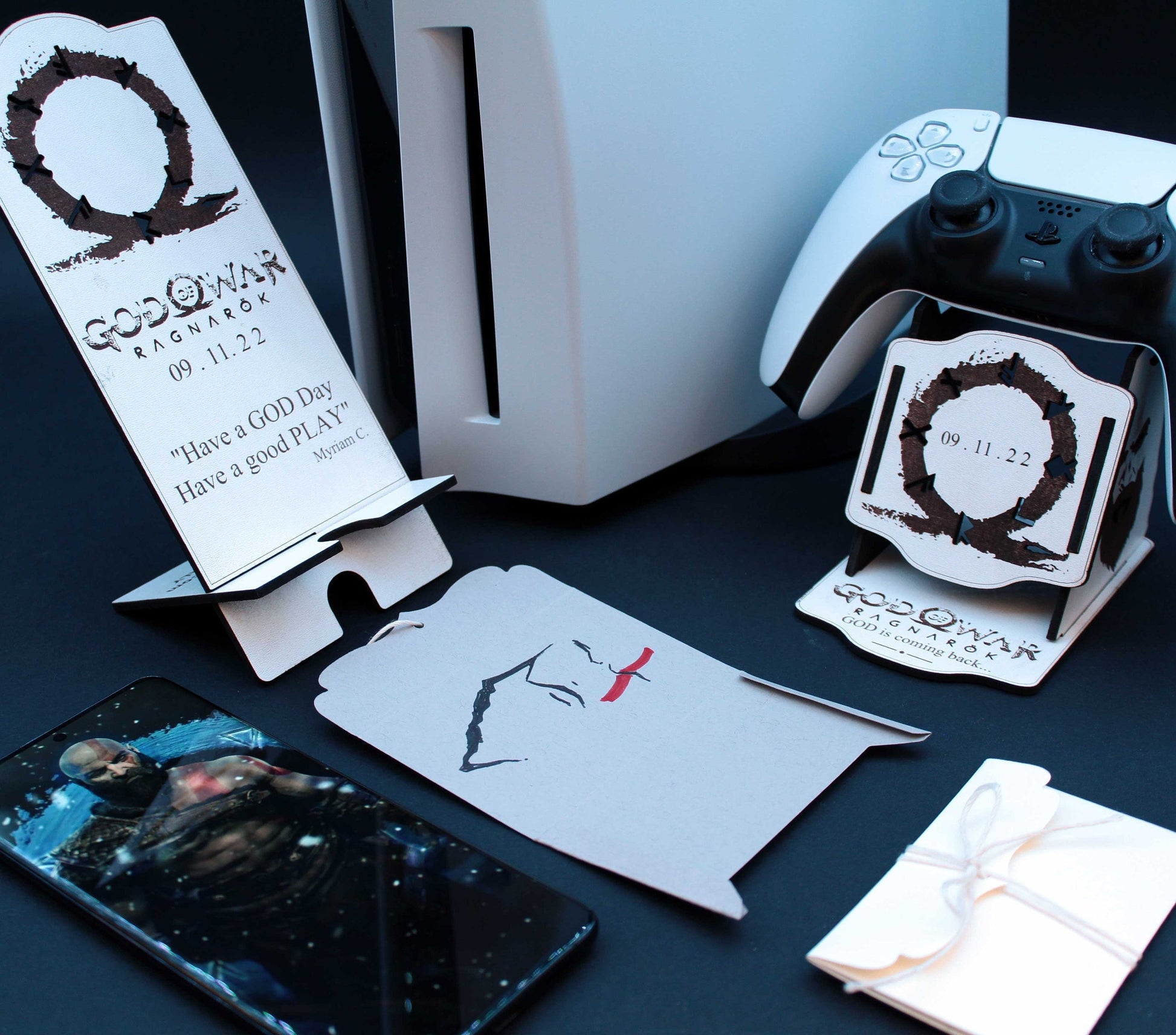 Gif Box Kratos God Of War Ragnarok as a gift: Ps5 controller stand +  smartphone holder + greeting card, ideal as a gift