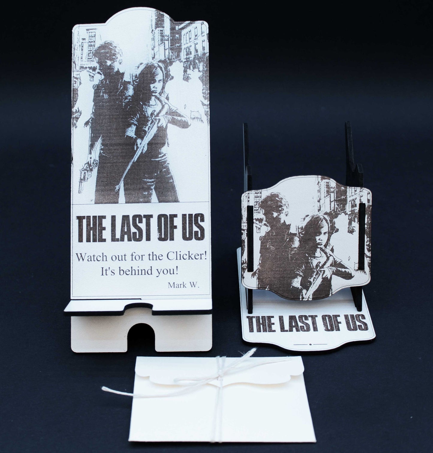 Gift Box The Last Of Us Gift Kit da regalare: supporto per controller PS5 + supporto per smartphone + biglietto d'auguri. Ideale idea regalo