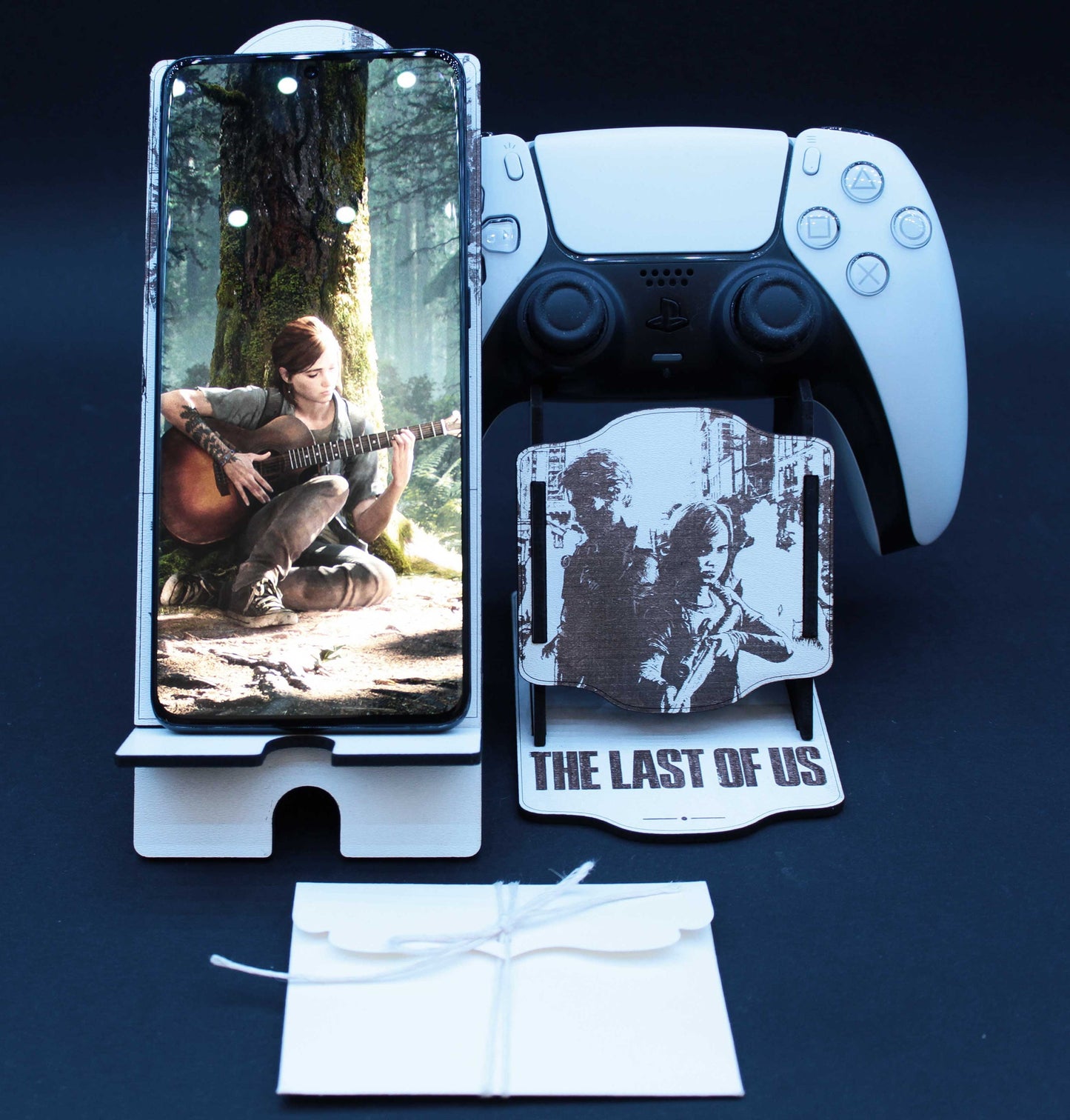 Gift Box The Last Of Us Gift Kit da regalare: supporto per controller PS5 + supporto per smartphone + biglietto d'auguri. Ideale idea regalo