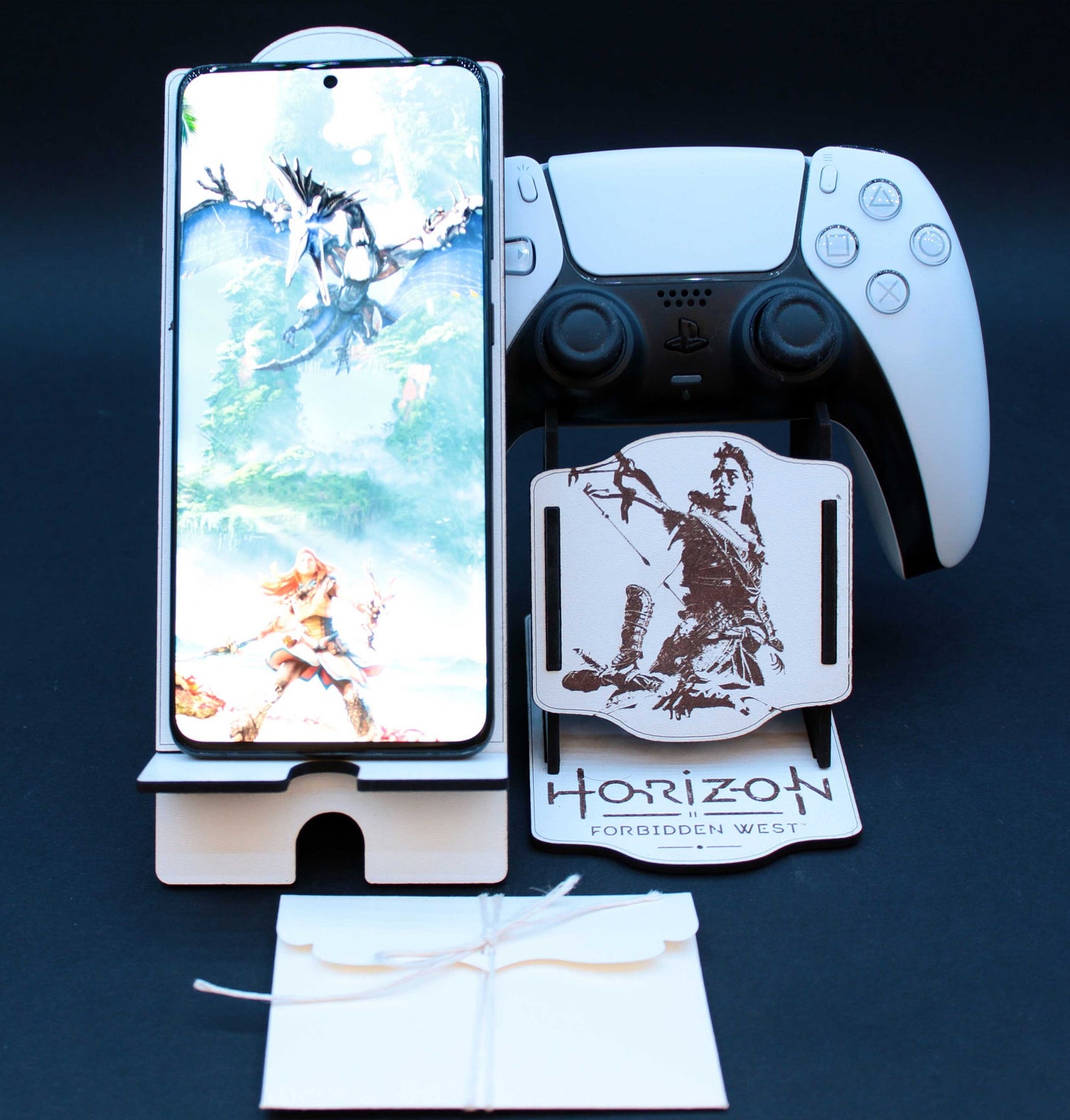 Gift Box Aloy Horizon Forbidden West da regalare: supporto per controller PS5 + supporto per smartphone + biglietto d'auguri. Ideale idea regalo