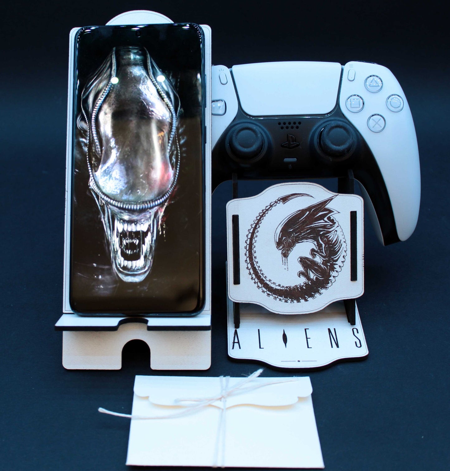 Gift Box Alien Xenomorph to give: PS5 controller holder + smartphone holder + greeting card, ideal as a gift