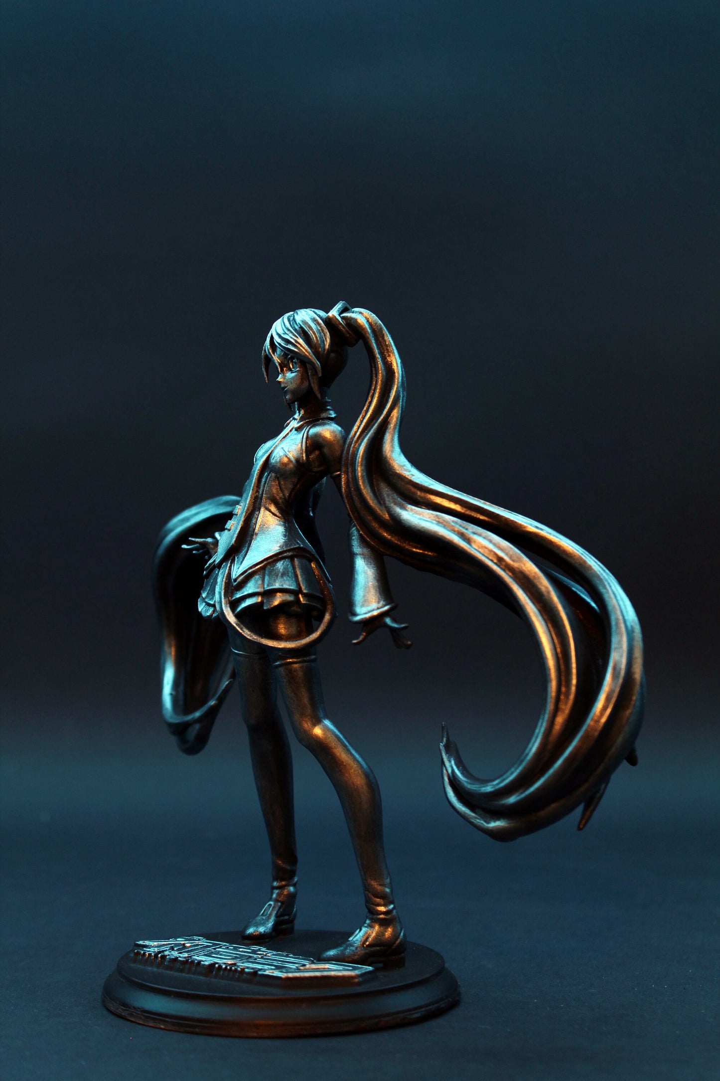 Hatsune Miku Figure, Statua Esclusiva Vocaloid "Silver Metal Edition", 20 cm, Action Figure in Edizione Limitata, dettaglio 12K Made in Italy