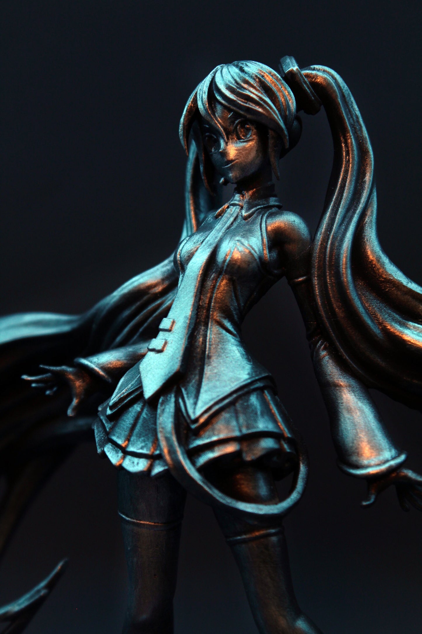 Hatsune Miku Figure, Statua Esclusiva Vocaloid "Silver Metal Edition", 20 cm, Action Figure in Edizione Limitata, dettaglio 12K Made in Italy