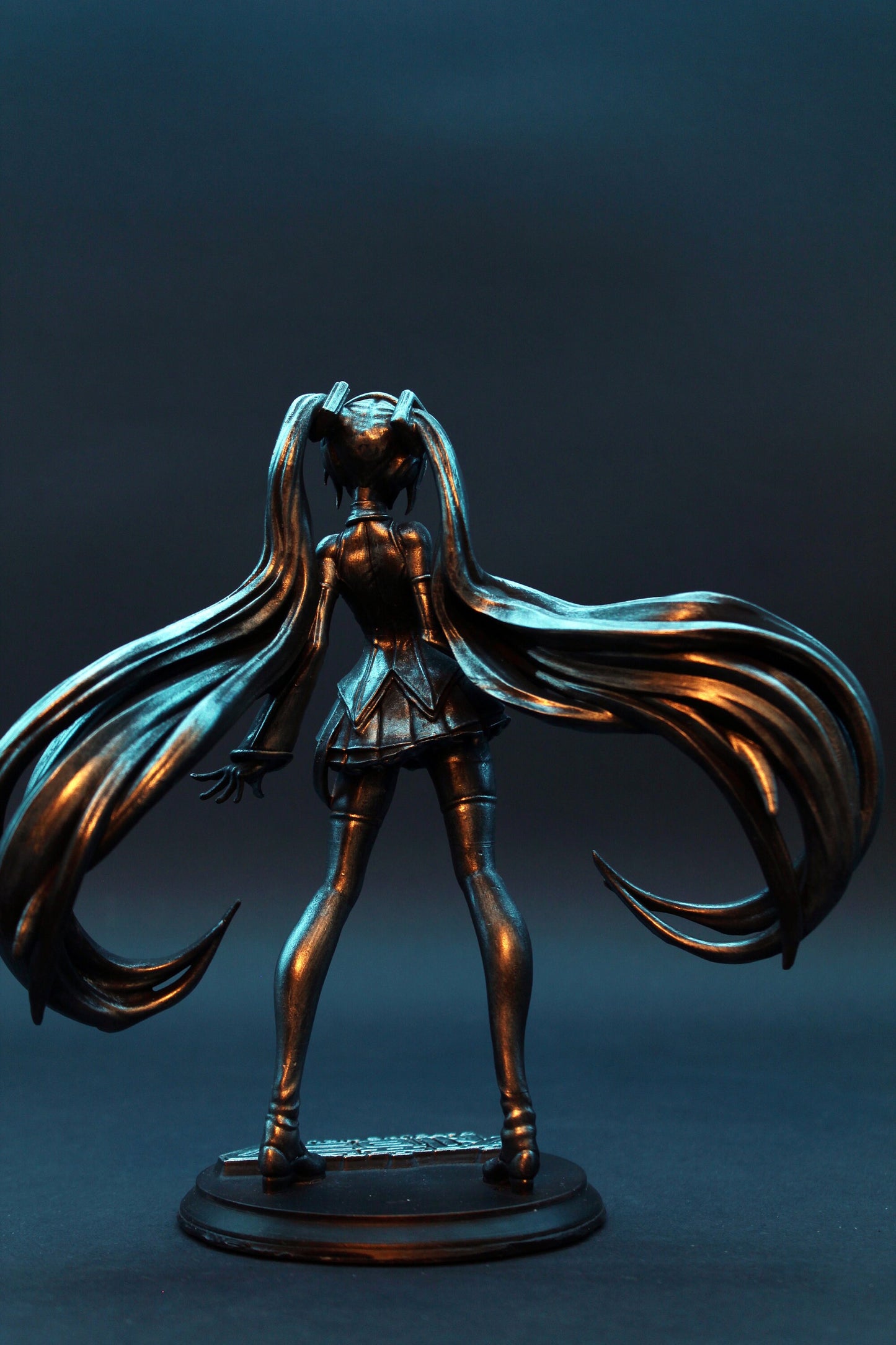 Hatsune Miku Figure, Statua Esclusiva Vocaloid "Silver Metal Edition", 20 cm, Action Figure in Edizione Limitata, dettaglio 12K Made in Italy