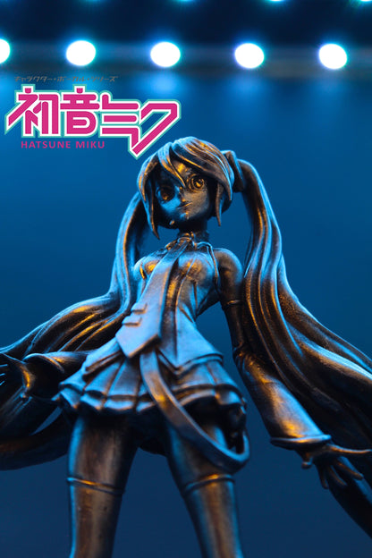 Hatsune Miku Figure, Statua Esclusiva Vocaloid "Silver Metal Edition", 20 cm, Action Figure in Edizione Limitata, dettaglio 12K Made in Italy