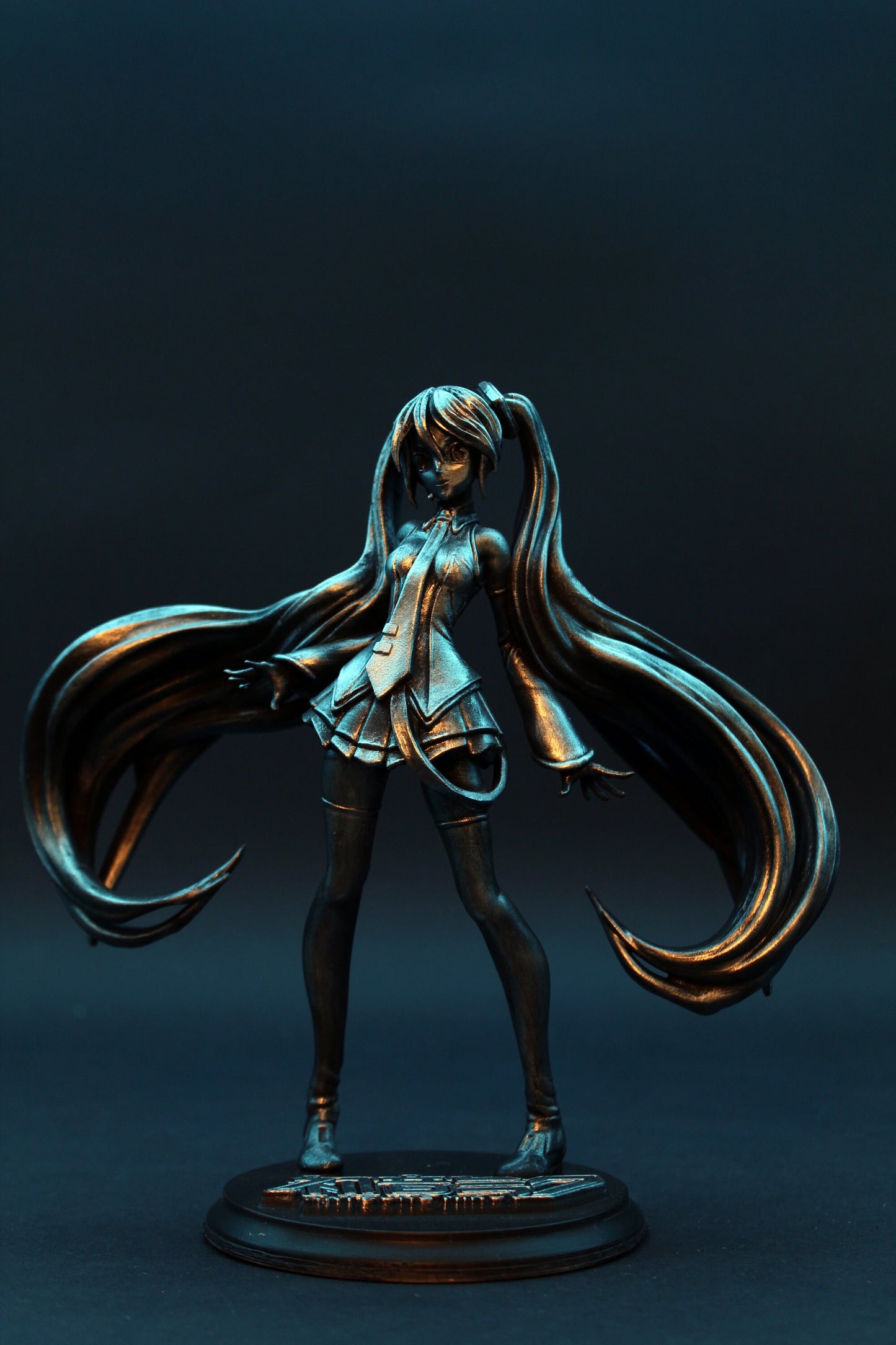 Hatsune Miku Figure, Statua Esclusiva Vocaloid "Silver Metal Edition", 20 cm, Action Figure in Edizione Limitata, dettaglio 12K Made in Italy