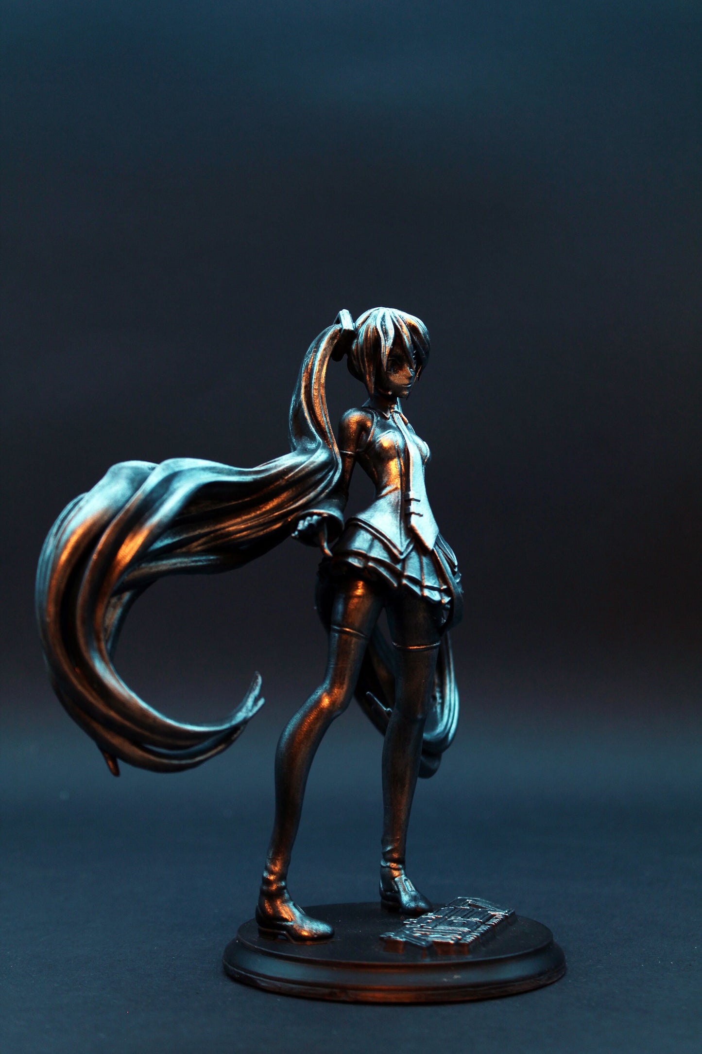 Hatsune Miku Figure, Statua Esclusiva Vocaloid "Silver Metal Edition", 20 cm, Action Figure in Edizione Limitata, dettaglio 12K Made in Italy