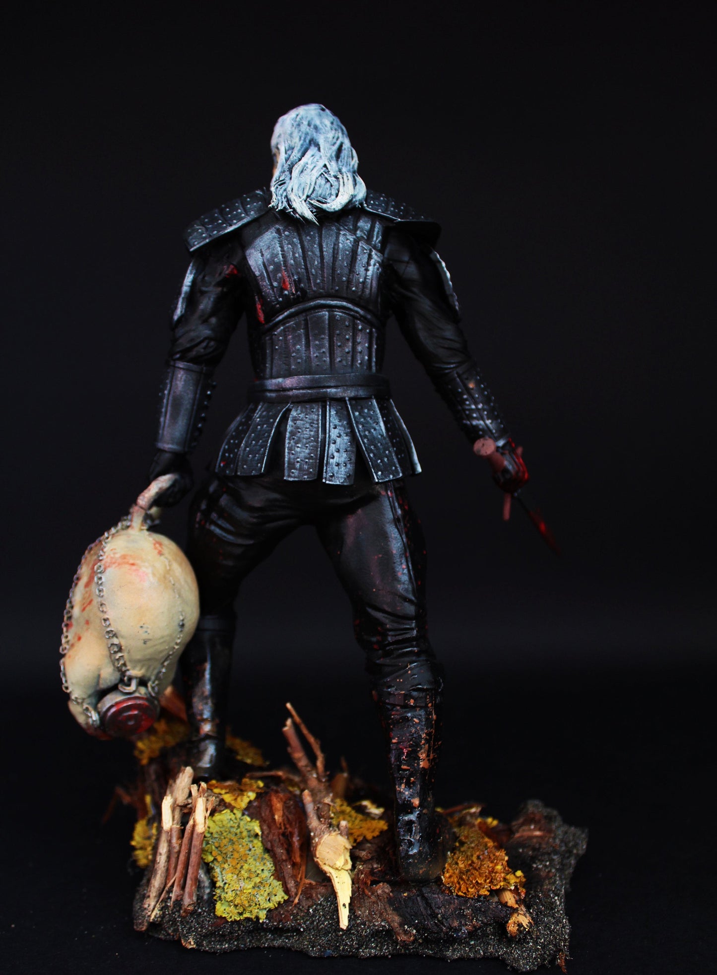 Figura The Witcher, statua di Geralt di Rivia, Action Figure Henry cavill serie TV The Witcher Netflix, con base reale, 27 cm, Made in Italy