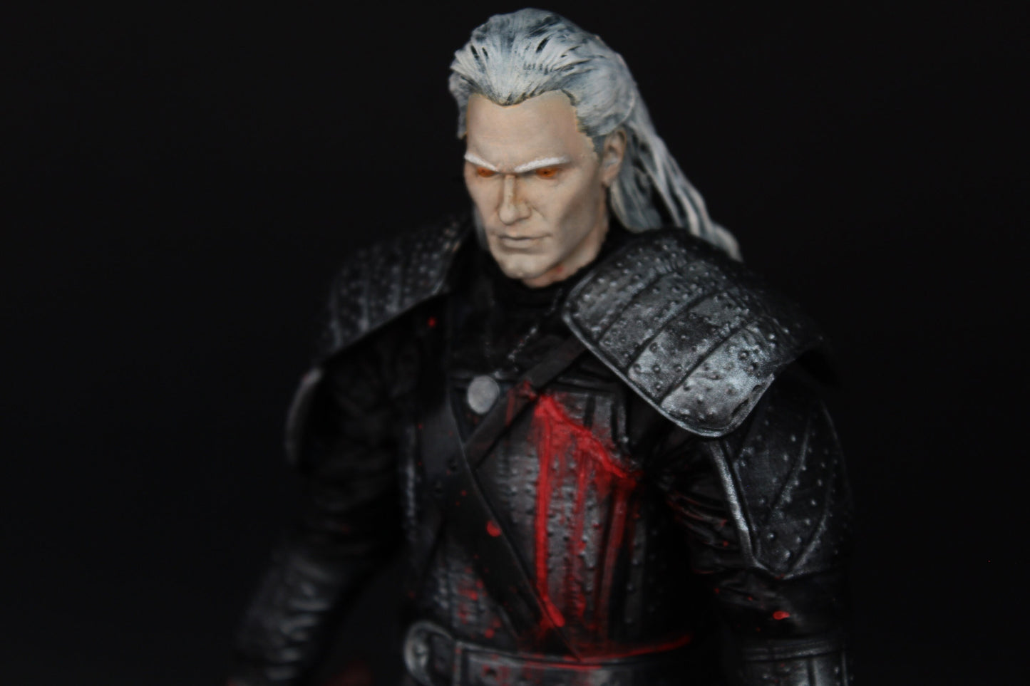 Figura The Witcher, statua di Geralt di Rivia, Action Figure Henry cavill serie TV The Witcher Netflix, con base reale, 27 cm, Made in Italy