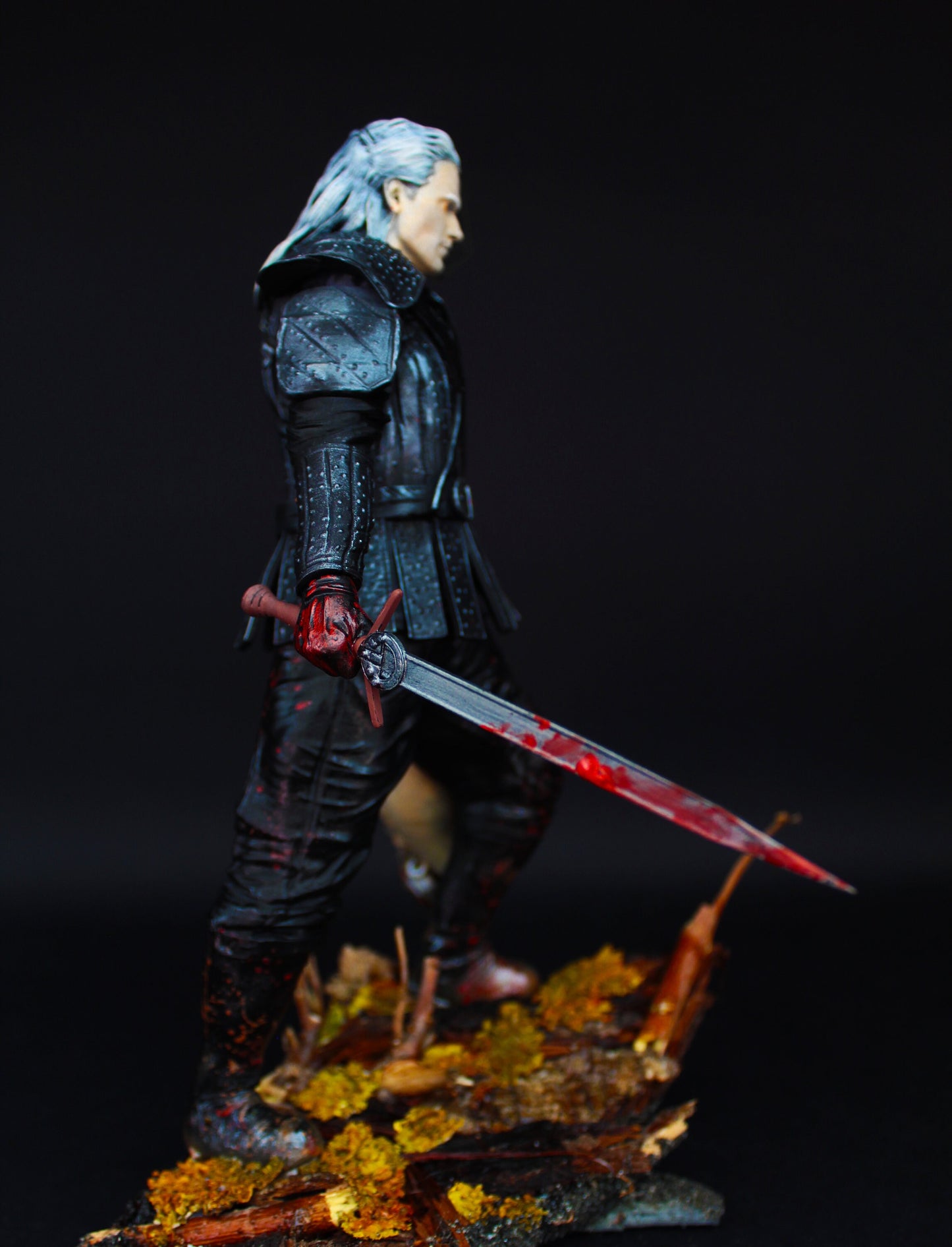 Figura The Witcher, statua di Geralt di Rivia, Action Figure Henry cavill serie TV The Witcher Netflix, con base reale, 27 cm, Made in Italy